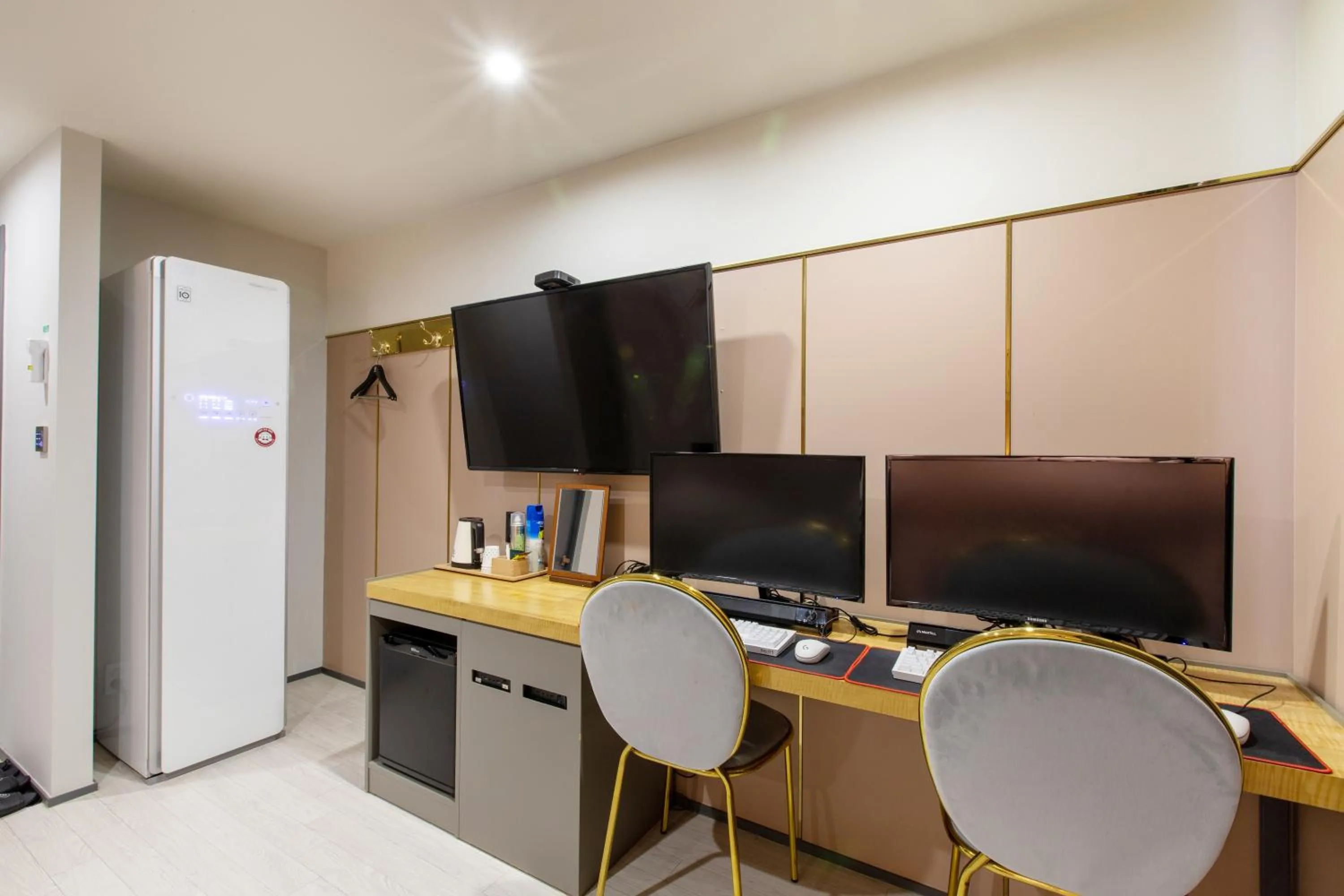 Brown-Dot Hotel Minam