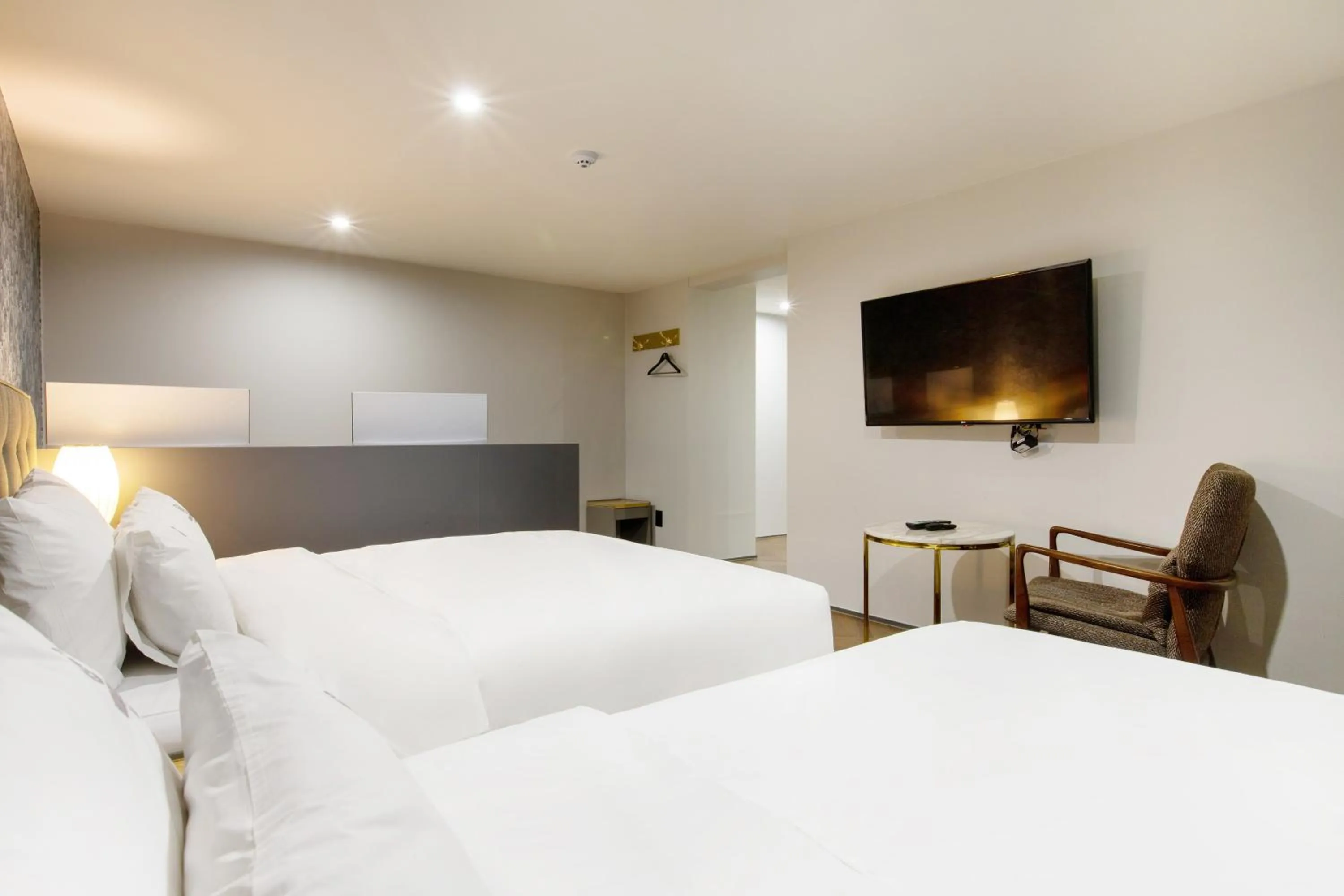 Brown-Dot Hotel Minam