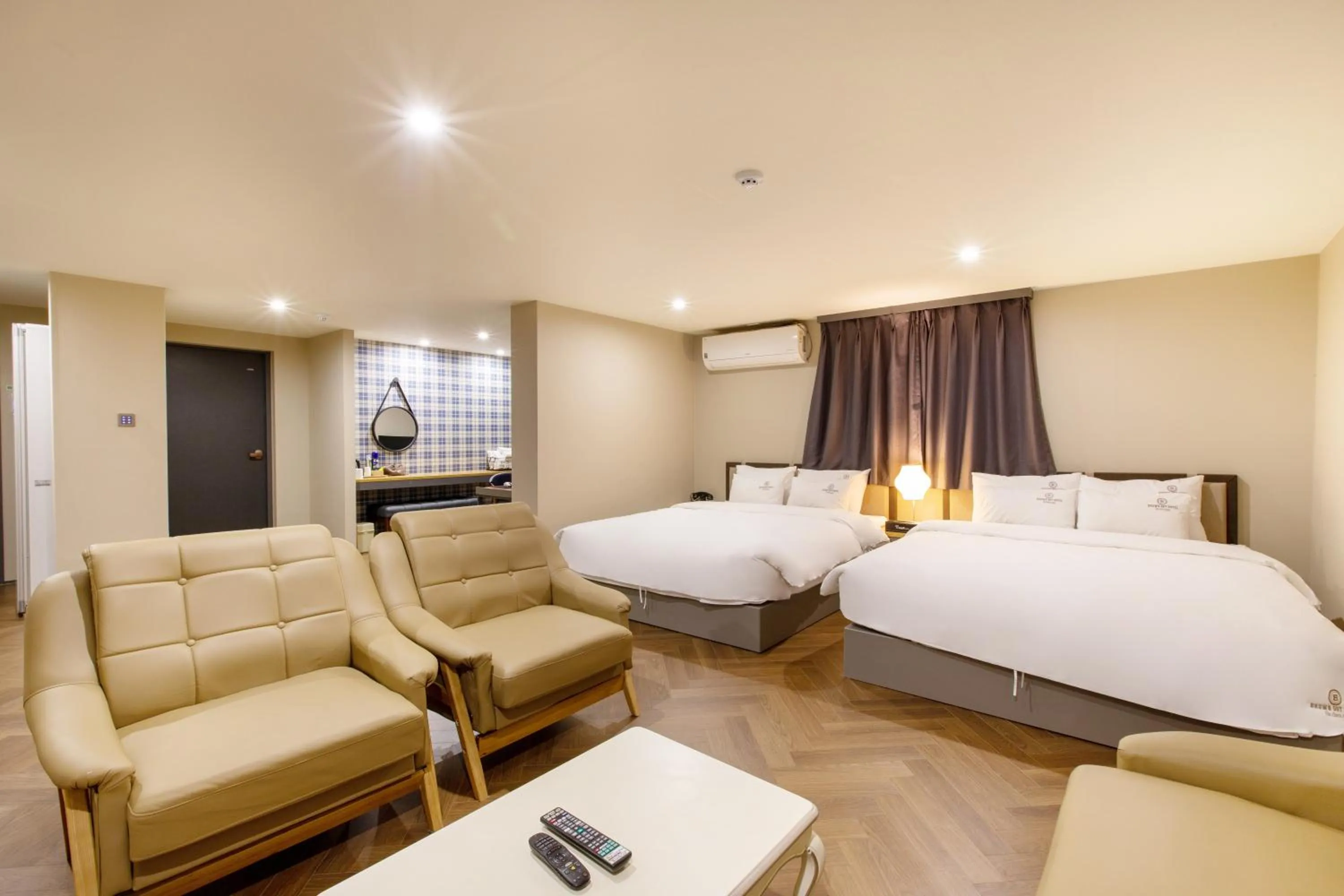 Brown-Dot Hotel Minam