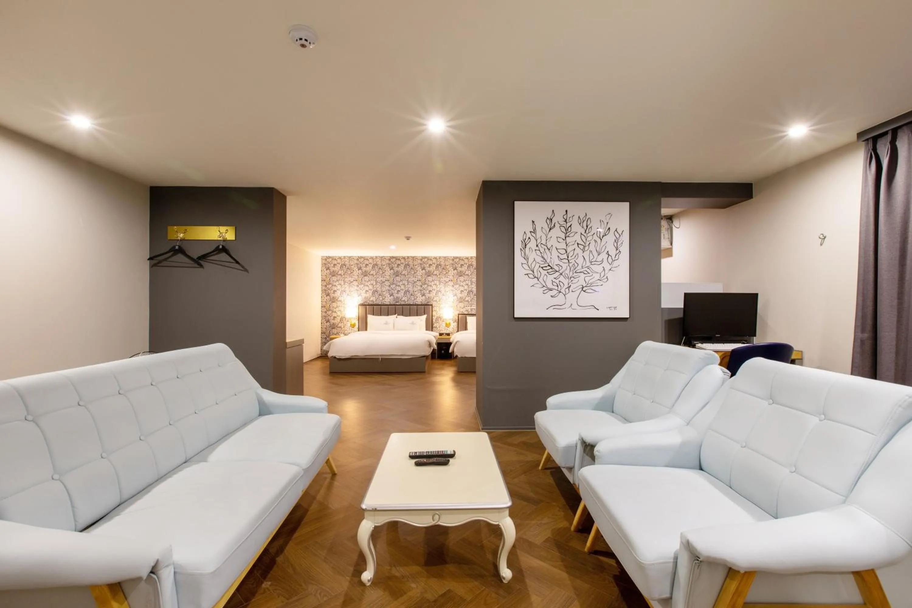 Brown-Dot Hotel Minam