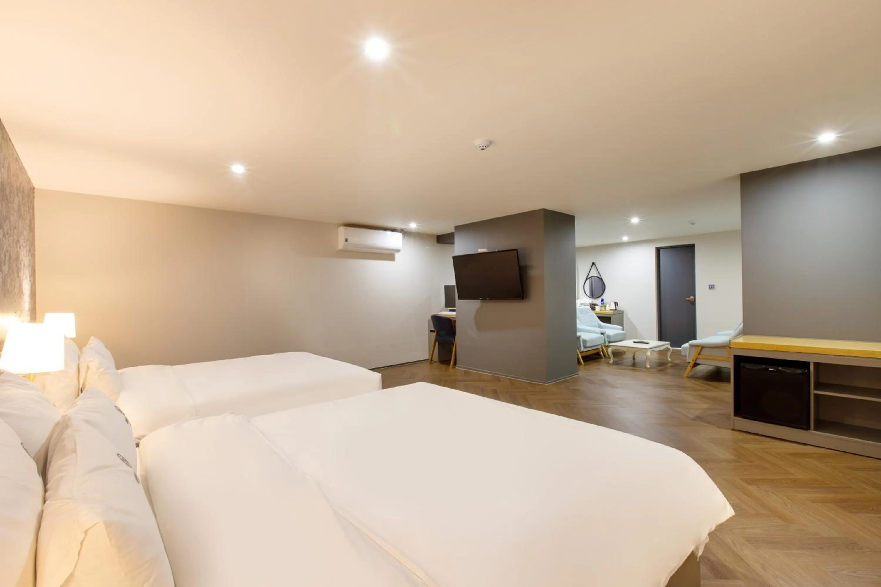 Brown-Dot Hotel Minam