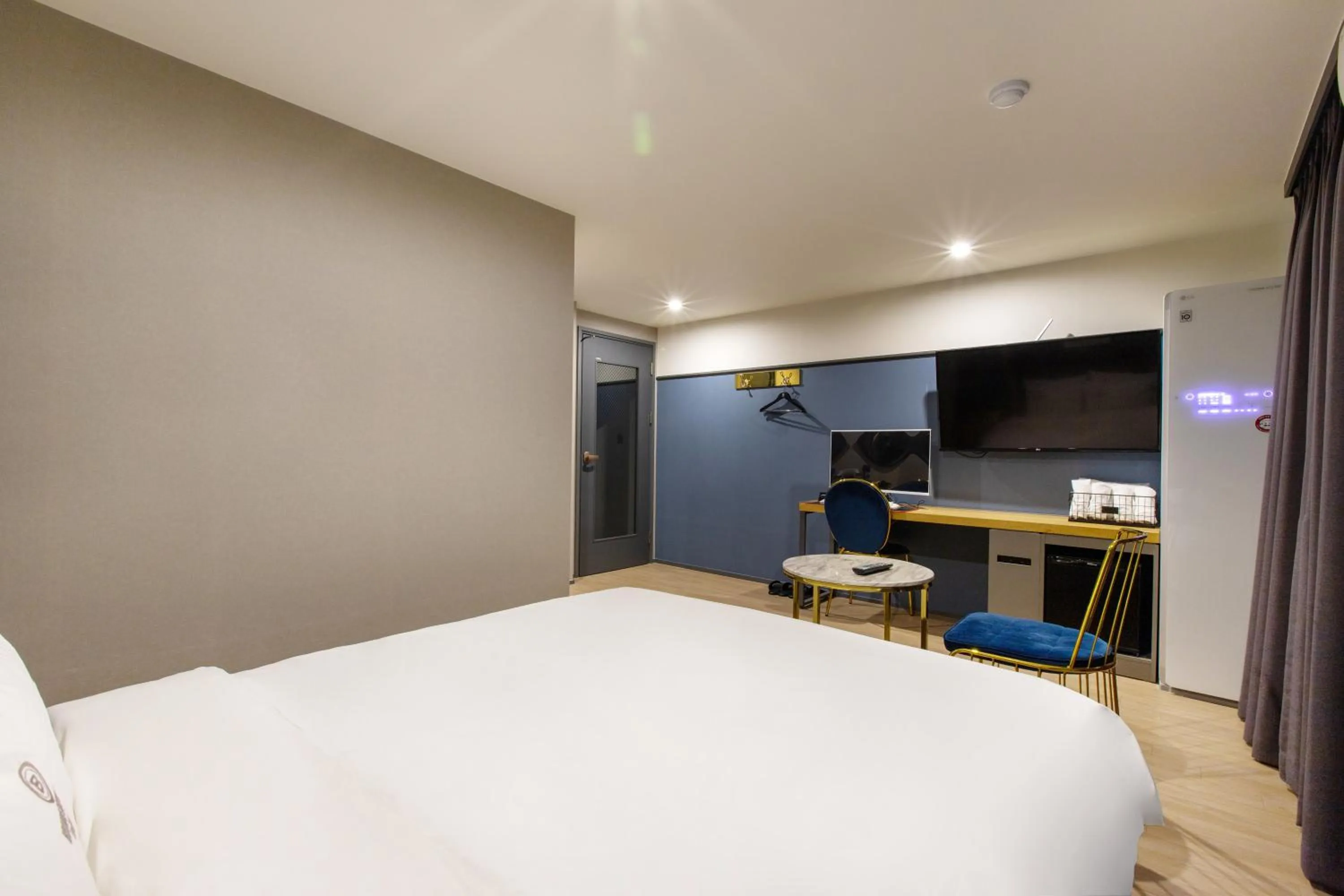 Brown-Dot Hotel Minam