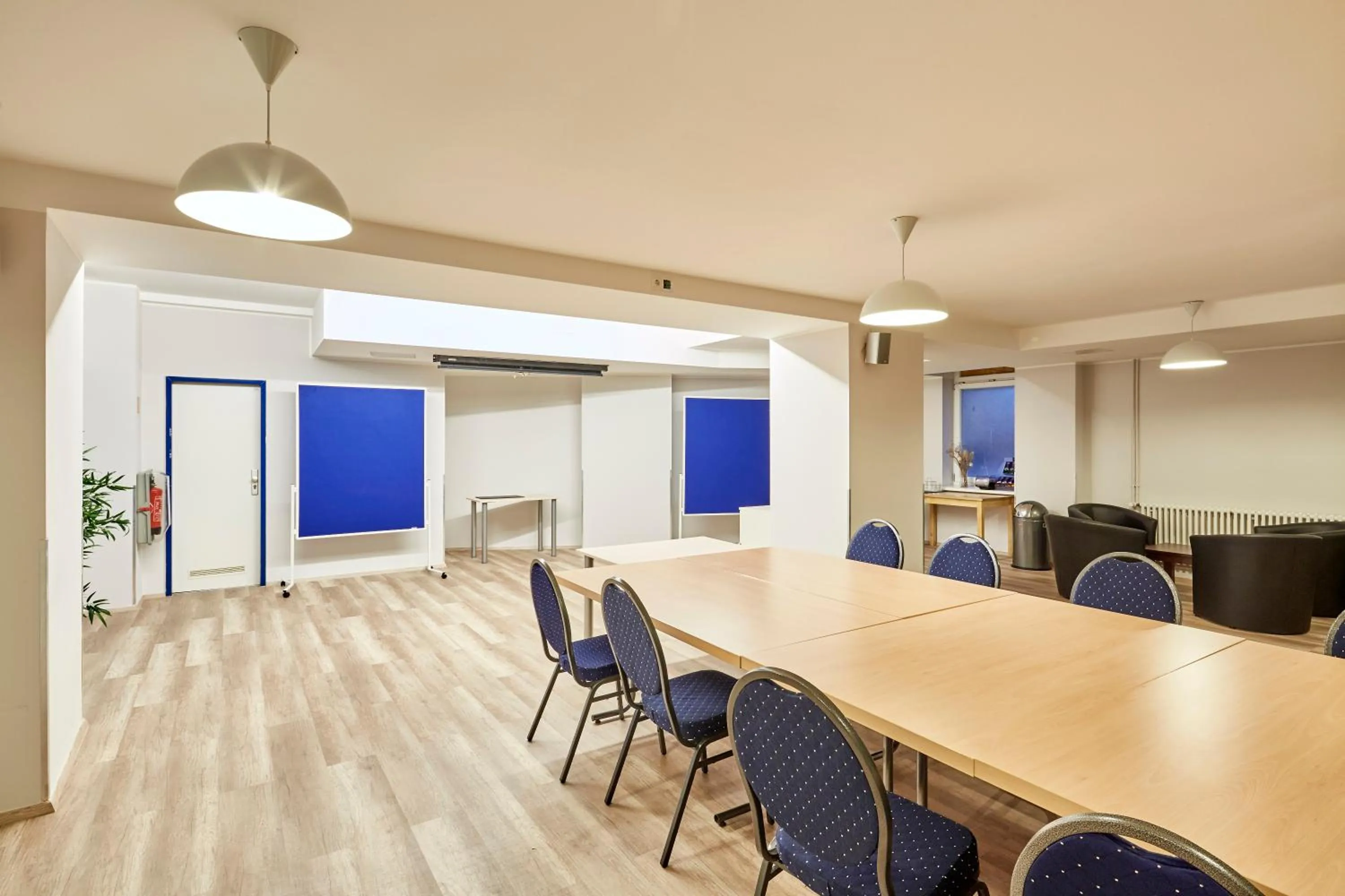 Meeting/conference room in a&o Hamburg Hauptbahnhof