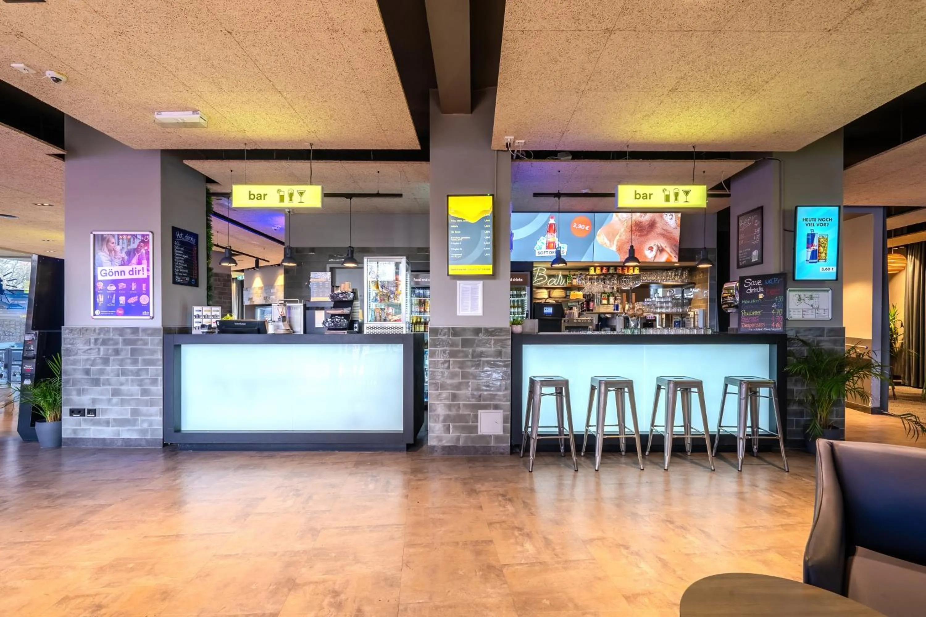 Lounge or bar in a&o Hamburg Hauptbahnhof