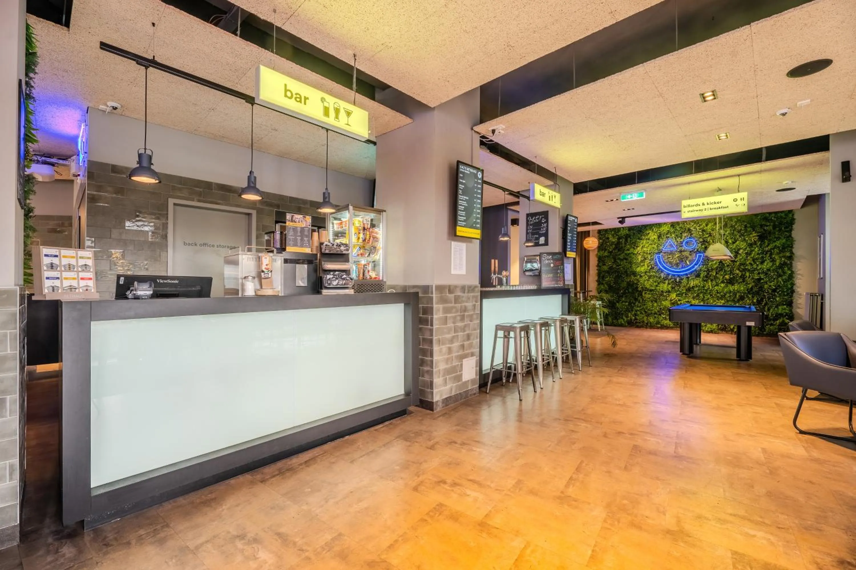 Lounge or bar in a&o Hamburg Hauptbahnhof