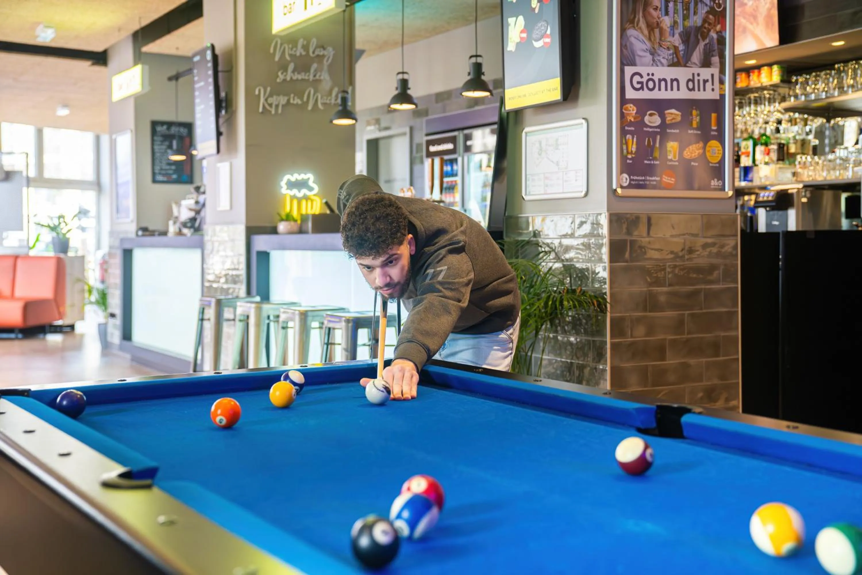 Billiard in a&o Hamburg Hauptbahnhof