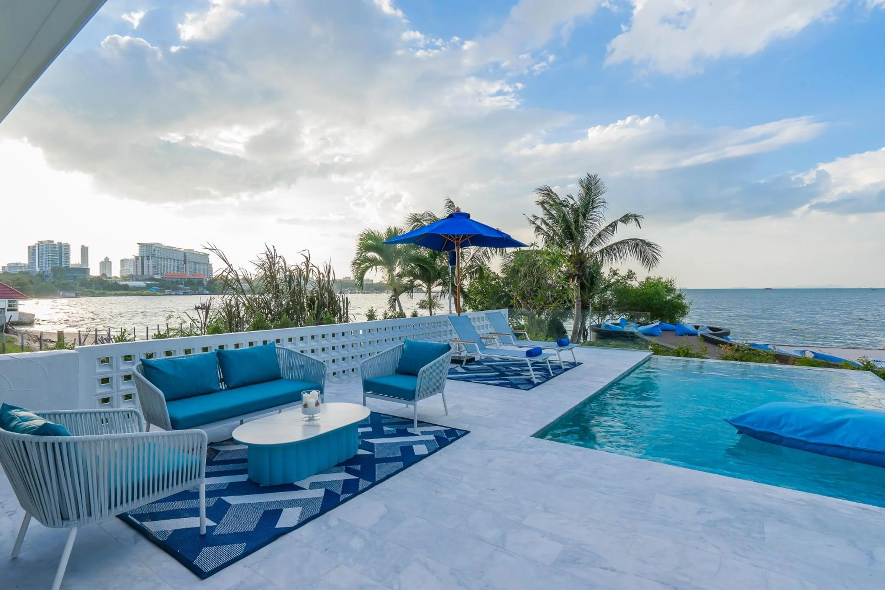 Swimming pool in Kram Pattaya