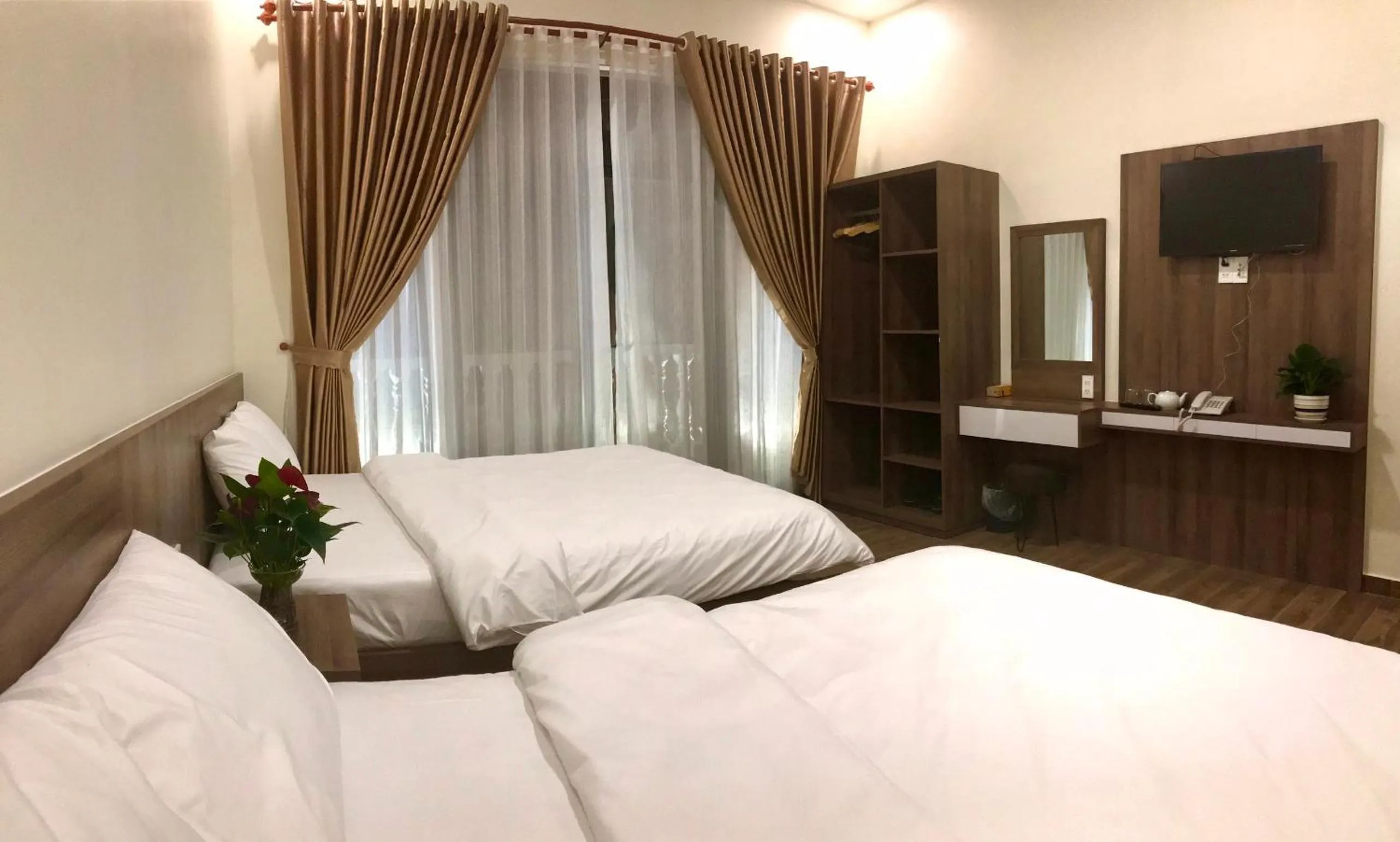 Communal lounge/ TV room, Bed in Cozy Hotel