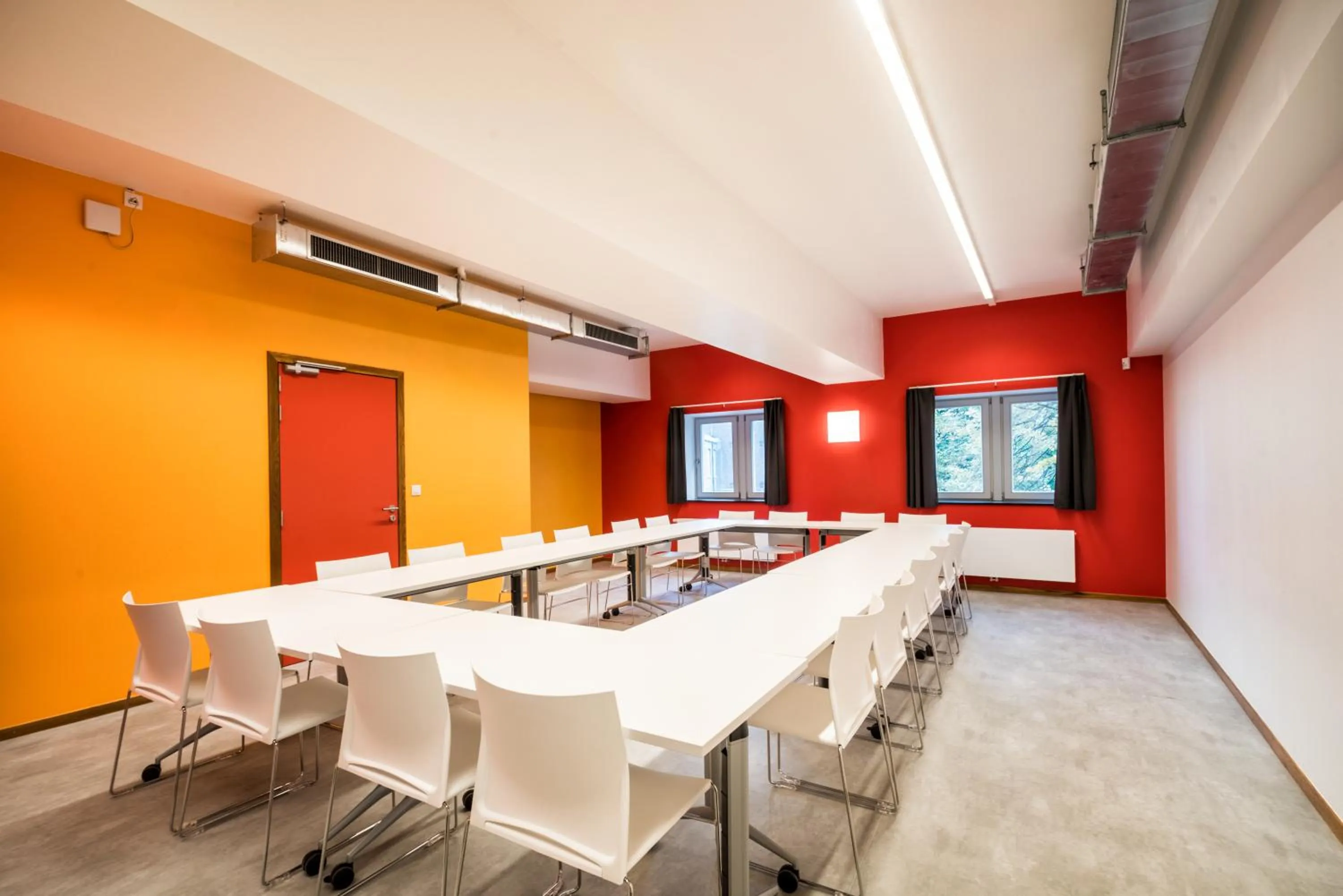 Meeting/conference room in Liège Youth Hostel