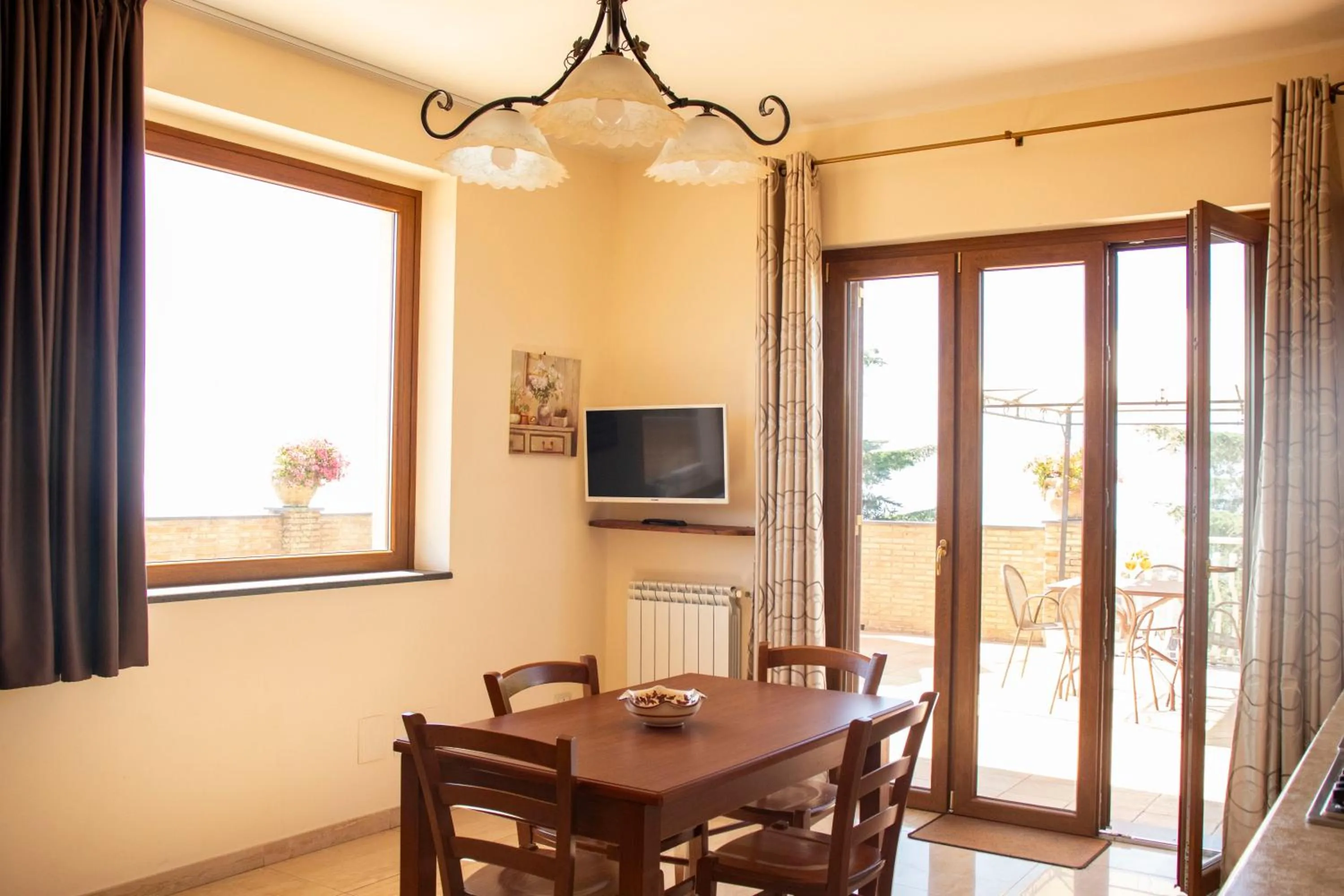 TV and multimedia in Etna Royal View