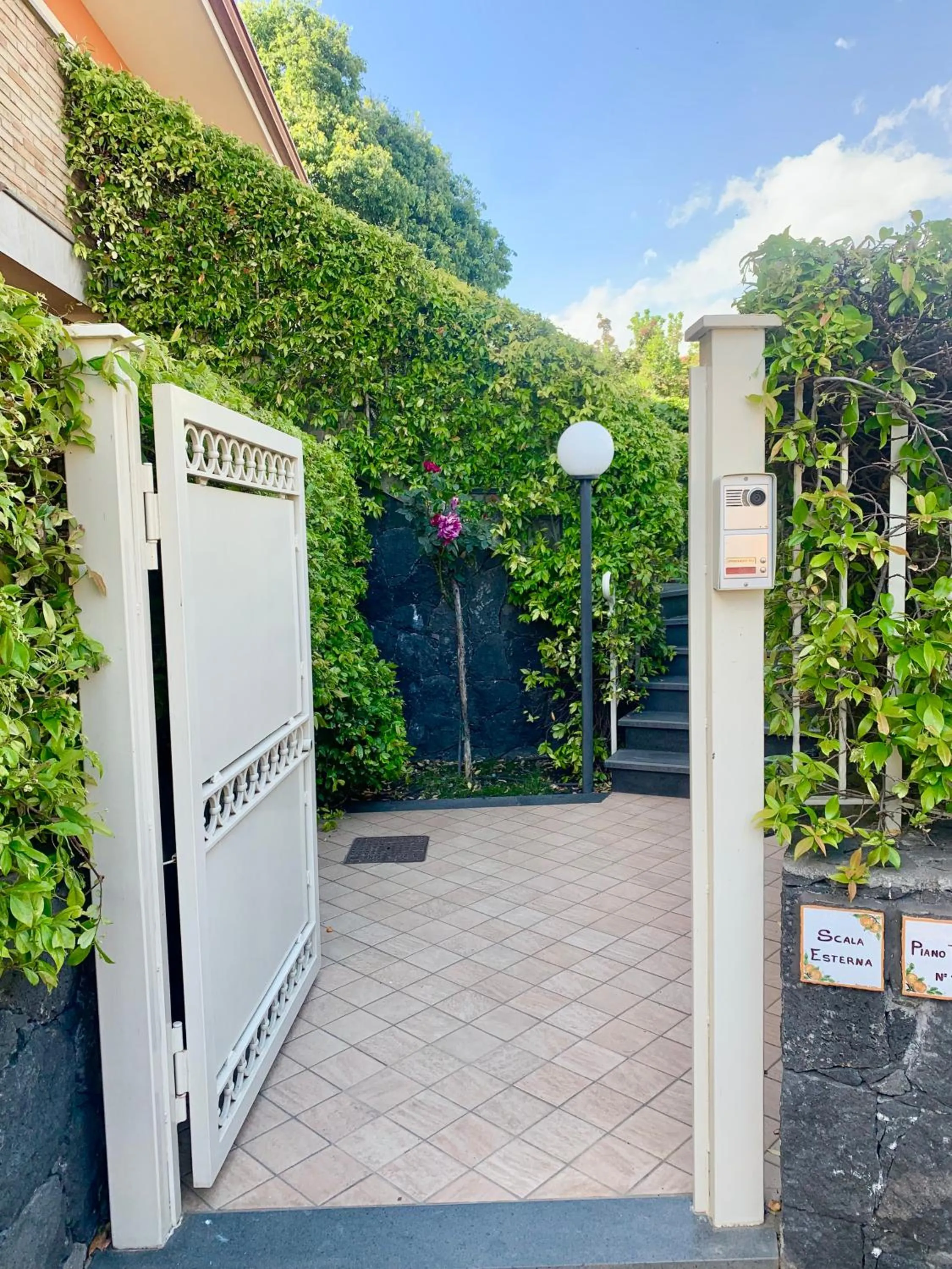 Facade/entrance in Etna Royal View
