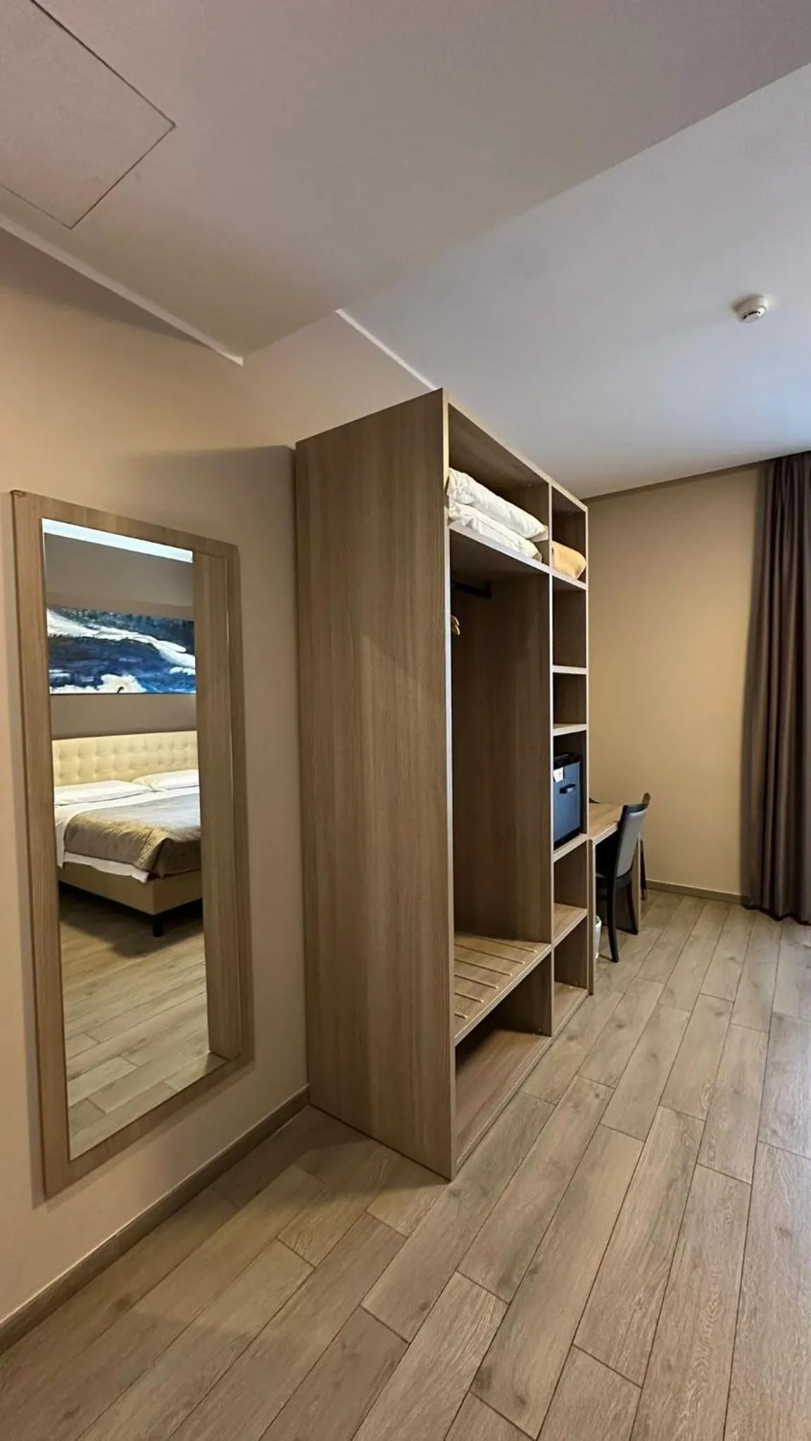 wardrobe, Bed in Hotel Folen