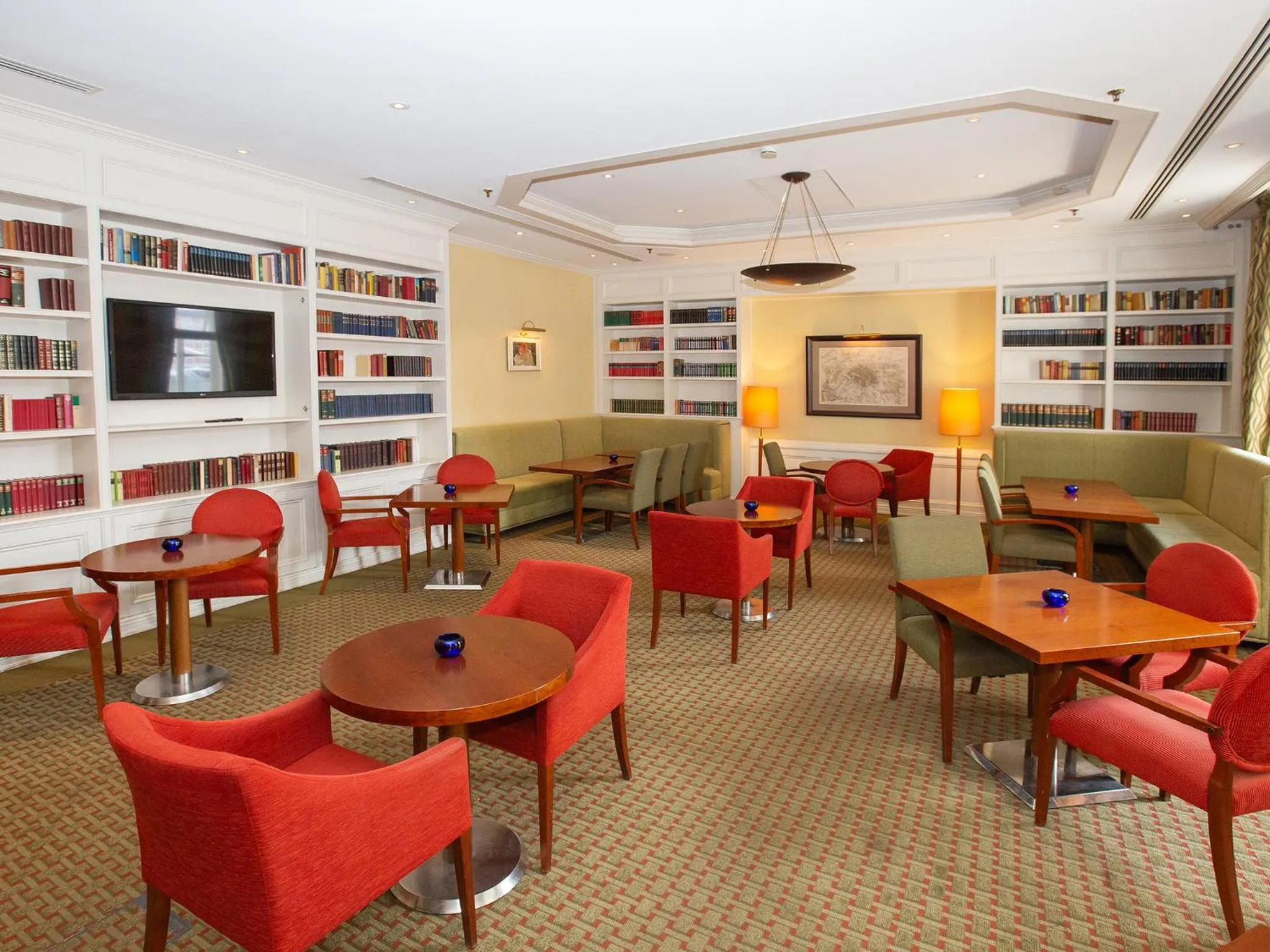 Communal lounge/ TV room in DORMERO Hotel Bergström Lüneburg