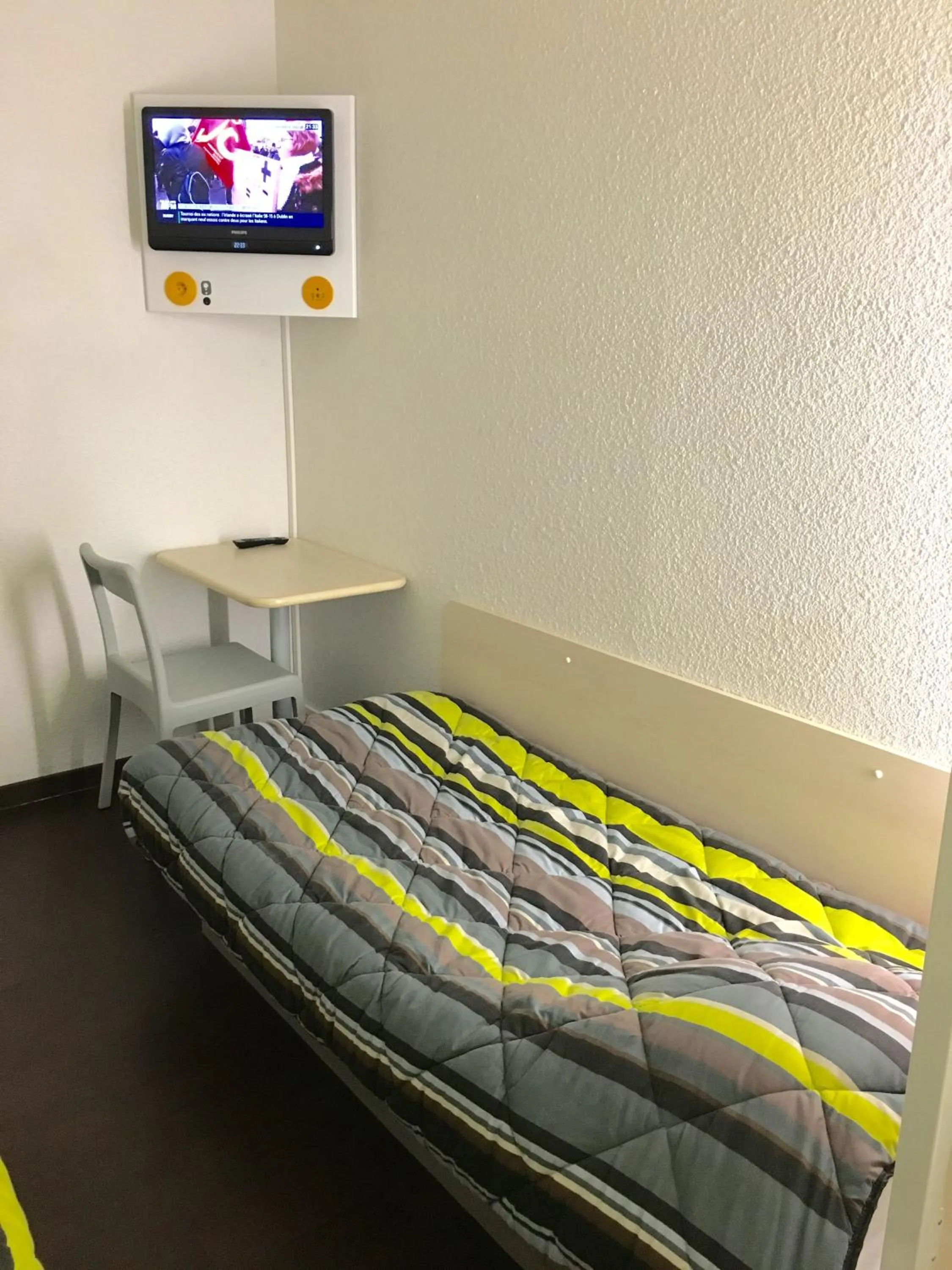 Property building, Bed in UNISOTEL ex hotelF1 Saint Brieuc