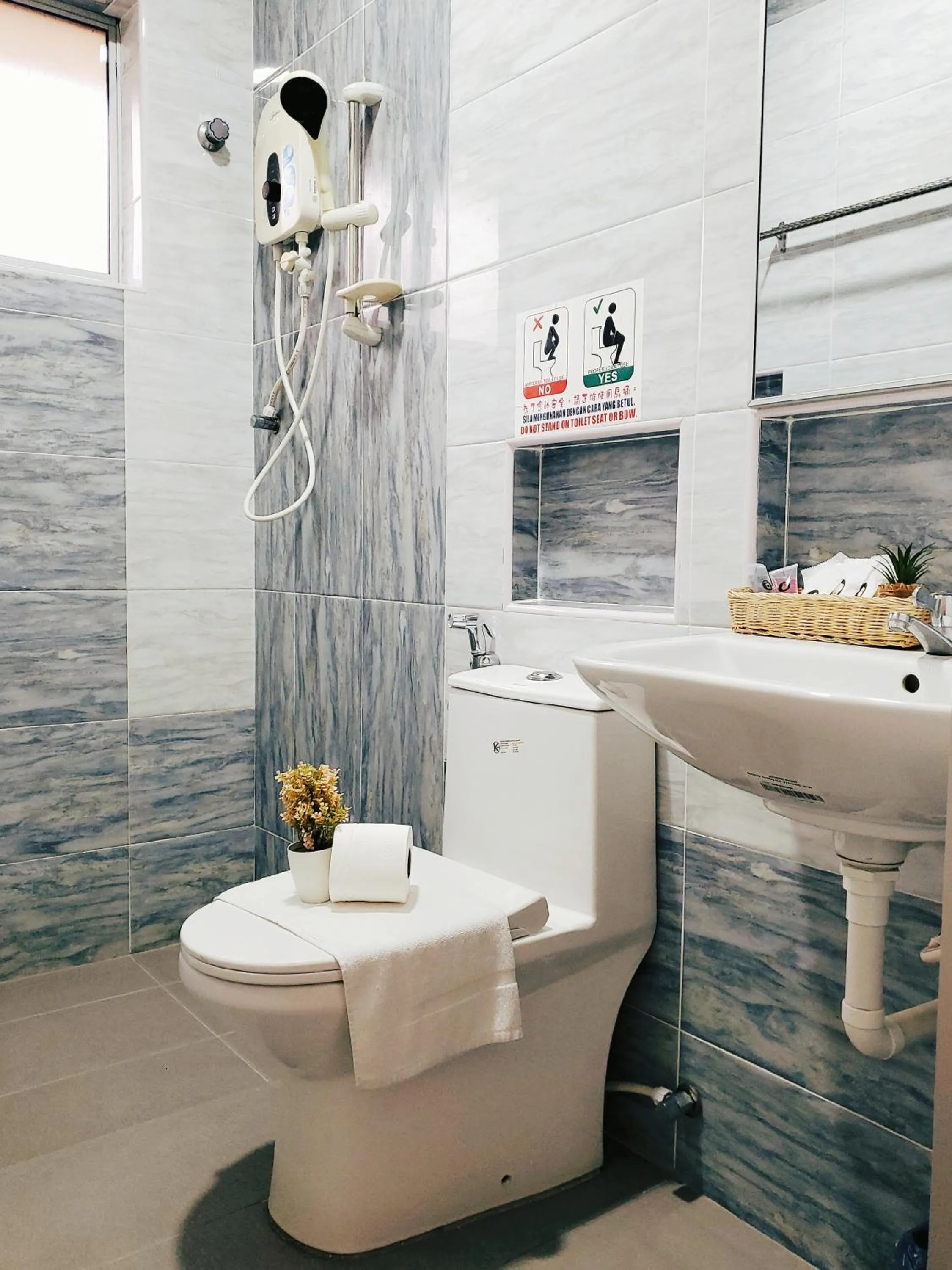 Shower in Winggarden Murals House by JE Boutique Guesthouse