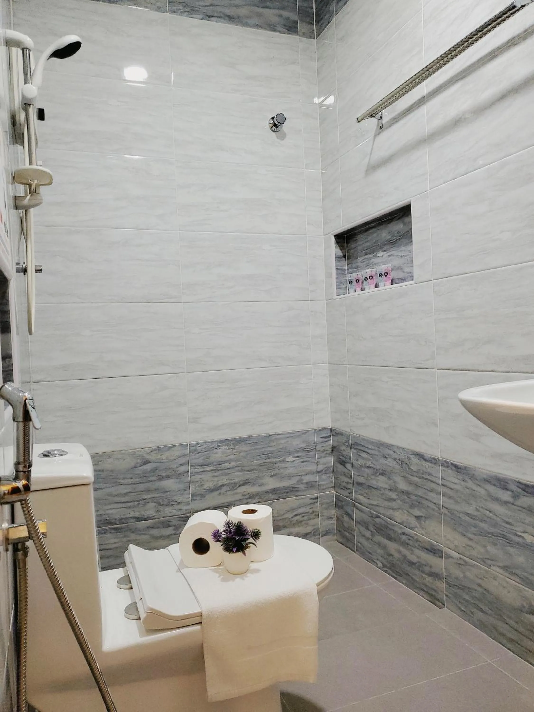 Shower in Winggarden Murals House by JE Boutique Guesthouse