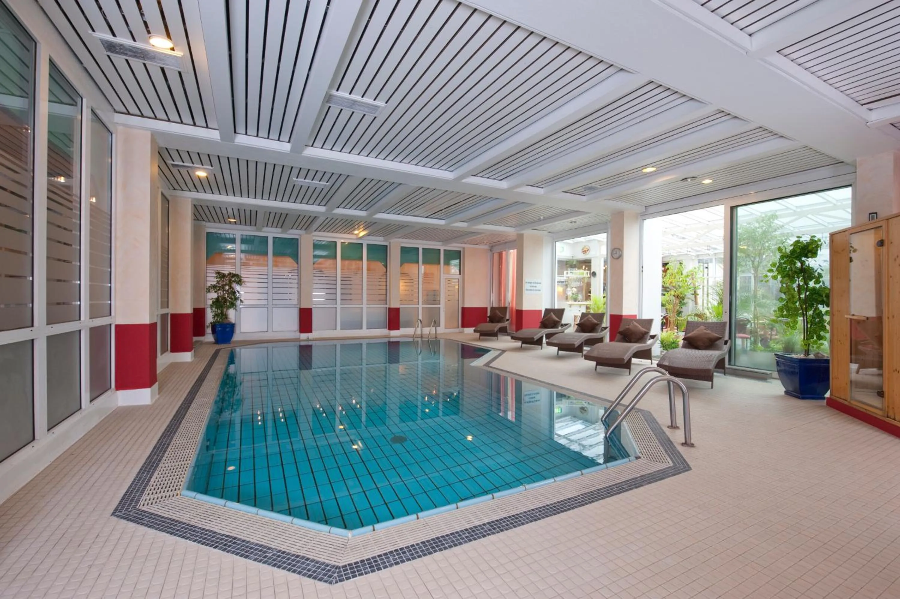 Swimming pool in Hotelpark der Westerwald Treff