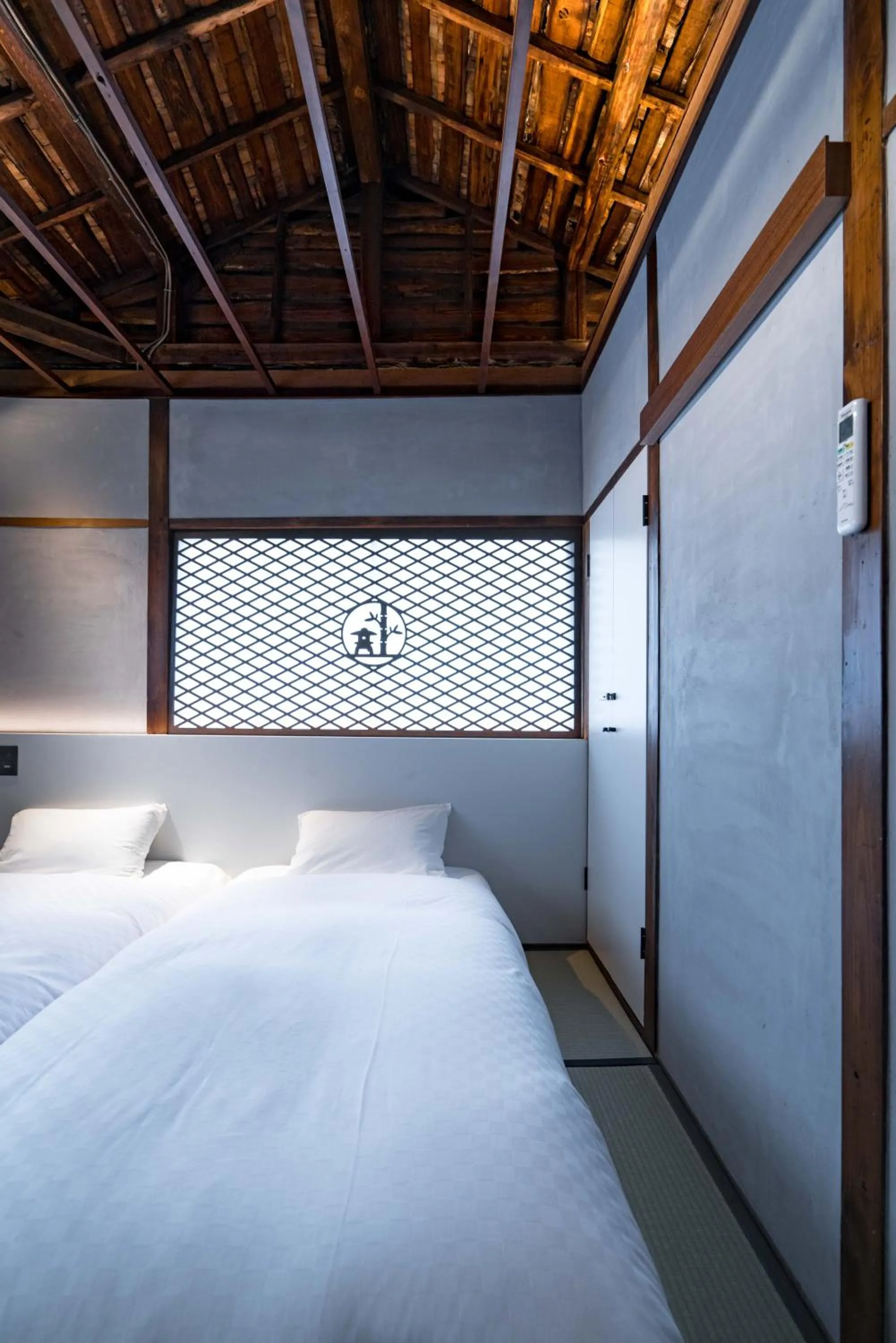 Bedroom, Bed in KONJAKUSO Osaka Bentencho "HIKARIYUYA" Projection M apping SPA