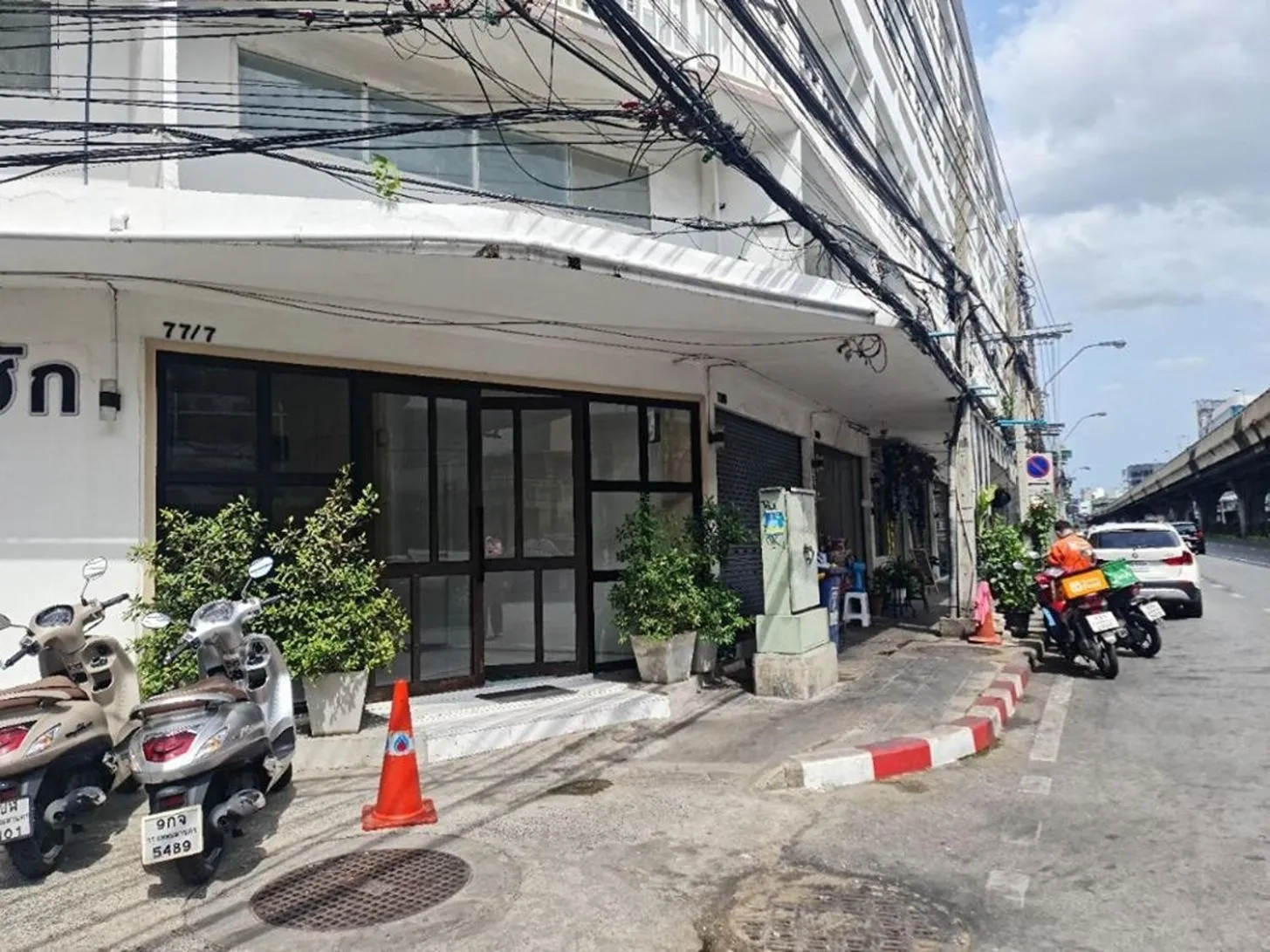 Facade/entrance in El Huq