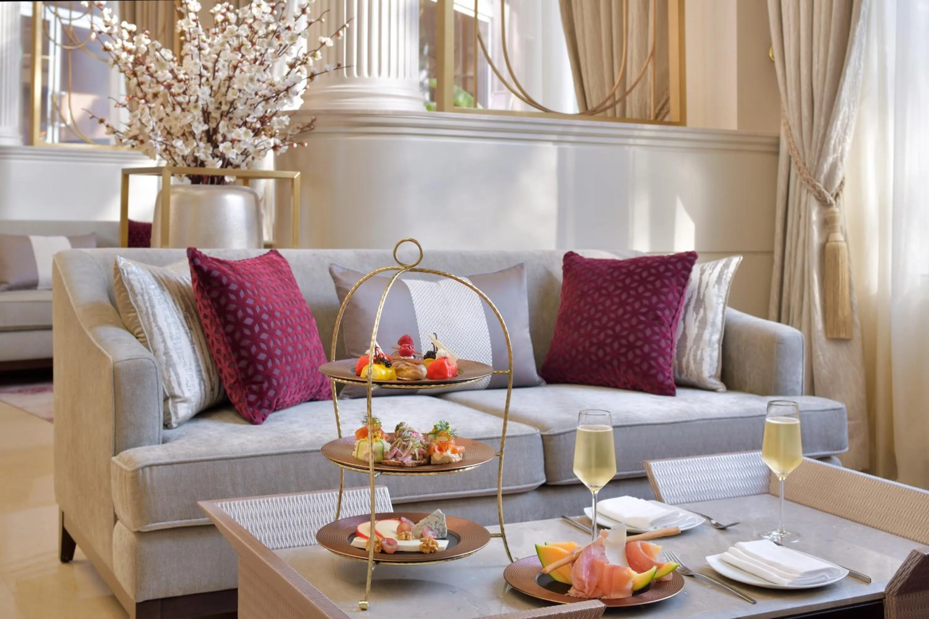 Lobby or reception in Mövenpick Hotel Bahrain