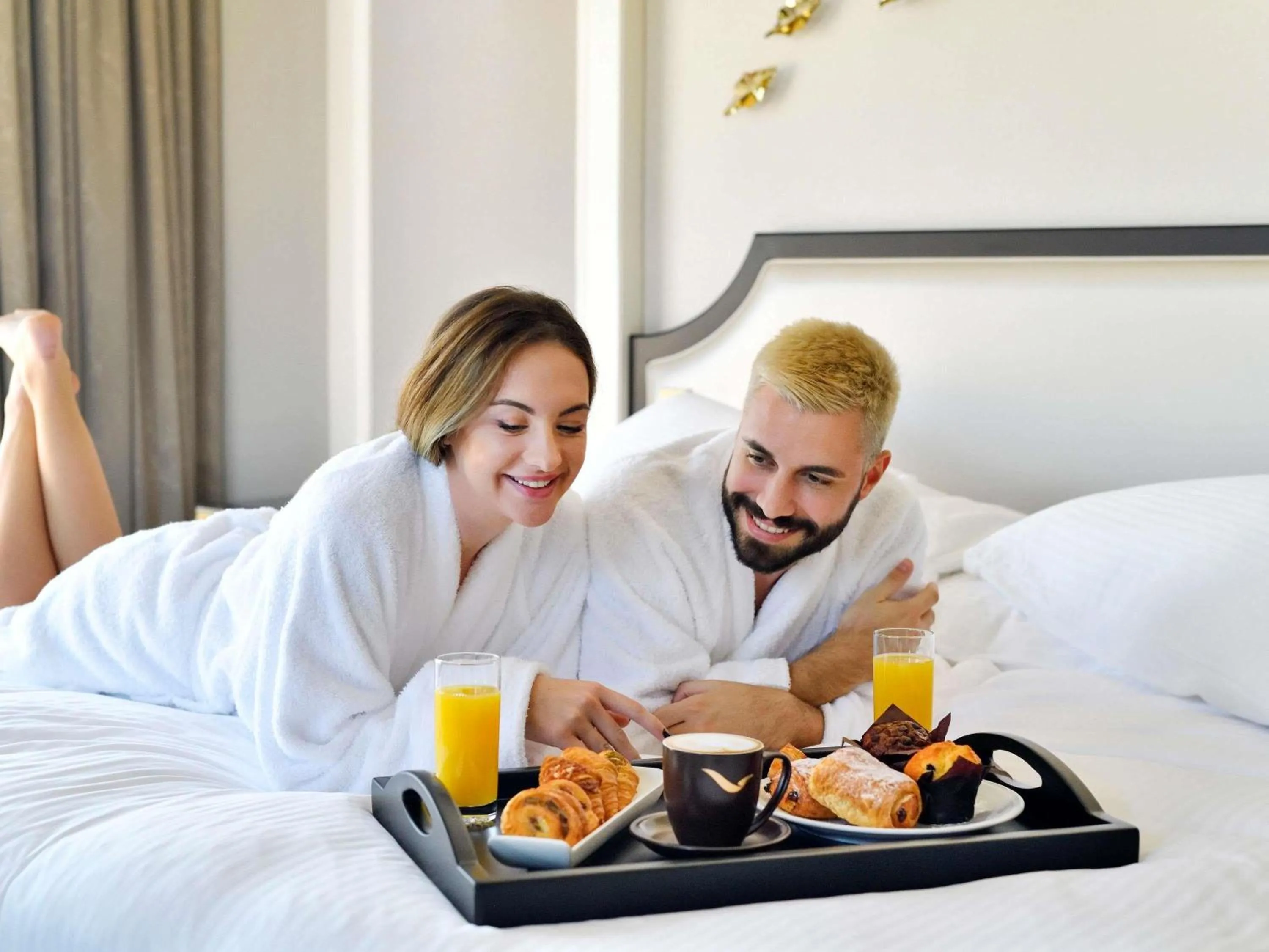 Bedroom, Bed in Mövenpick Hotel Bahrain