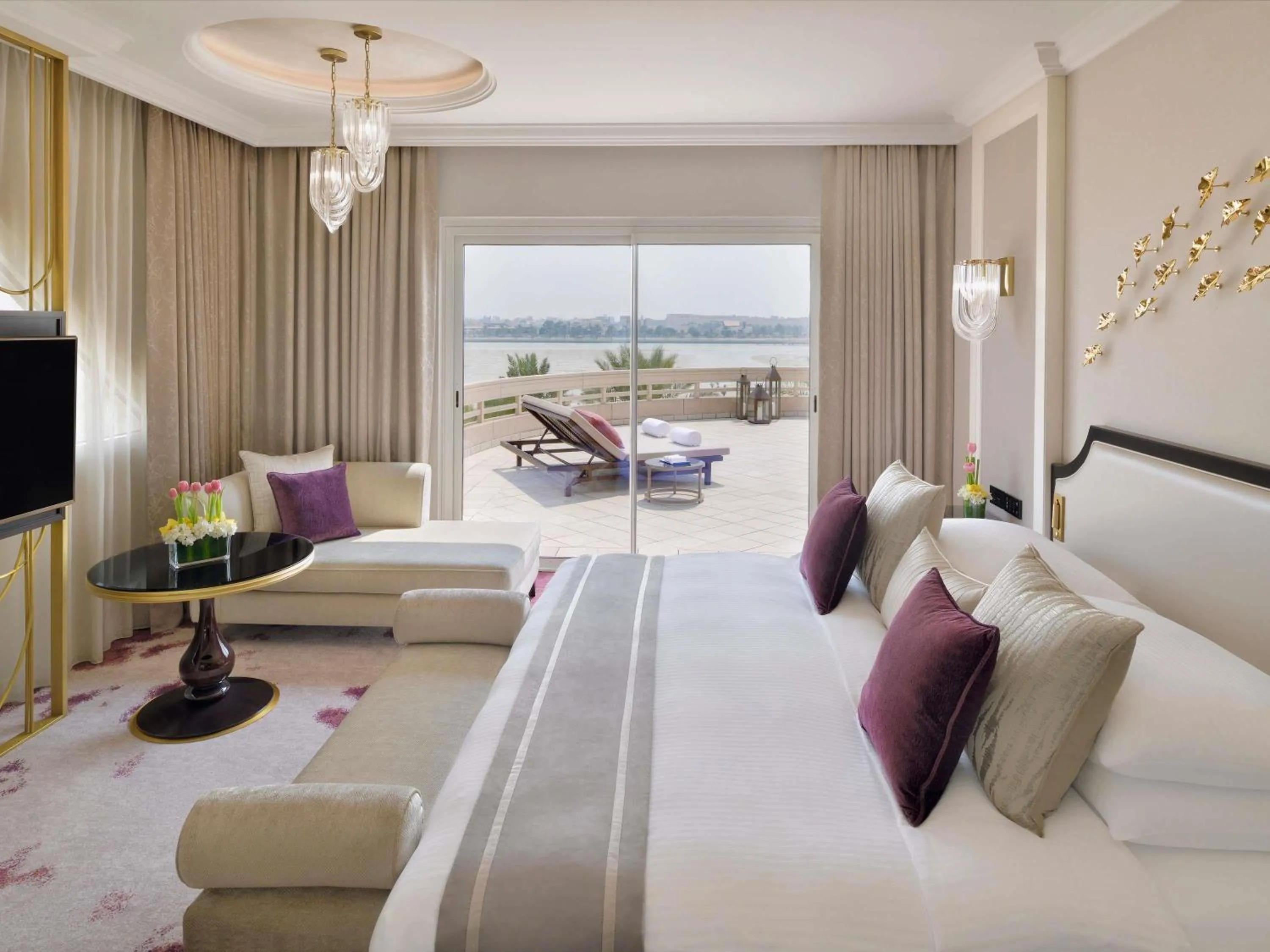 Property building, Bed in Mövenpick Hotel Bahrain