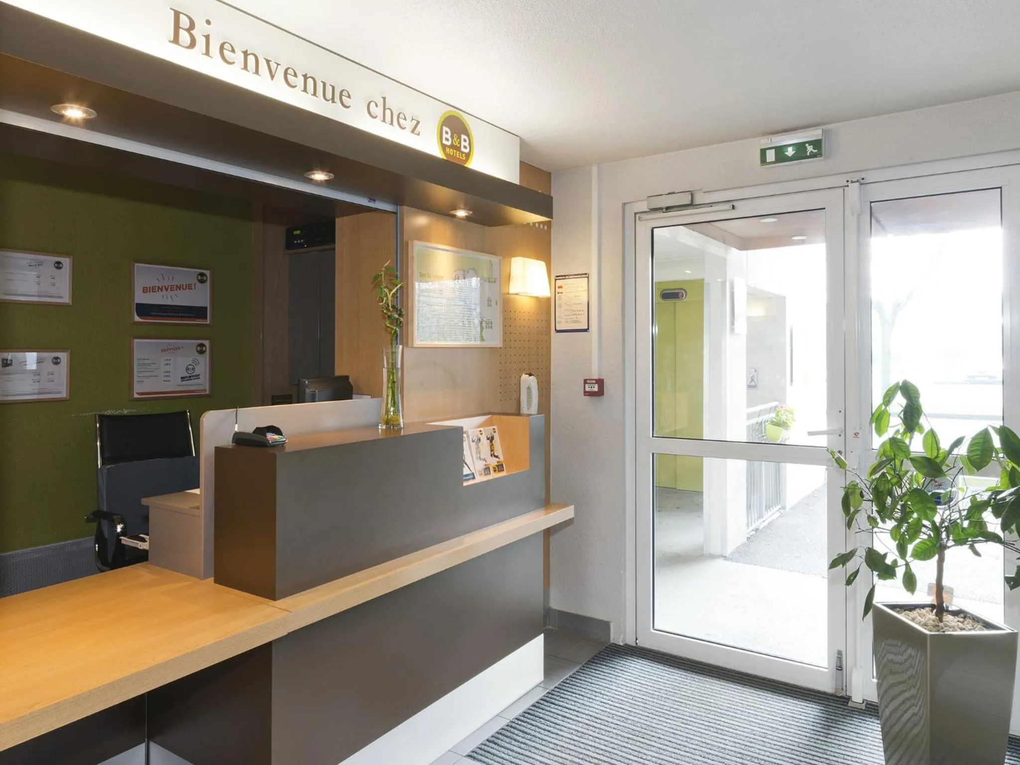 Lobby or reception in B&B HOTEL Saint-Malo Centre