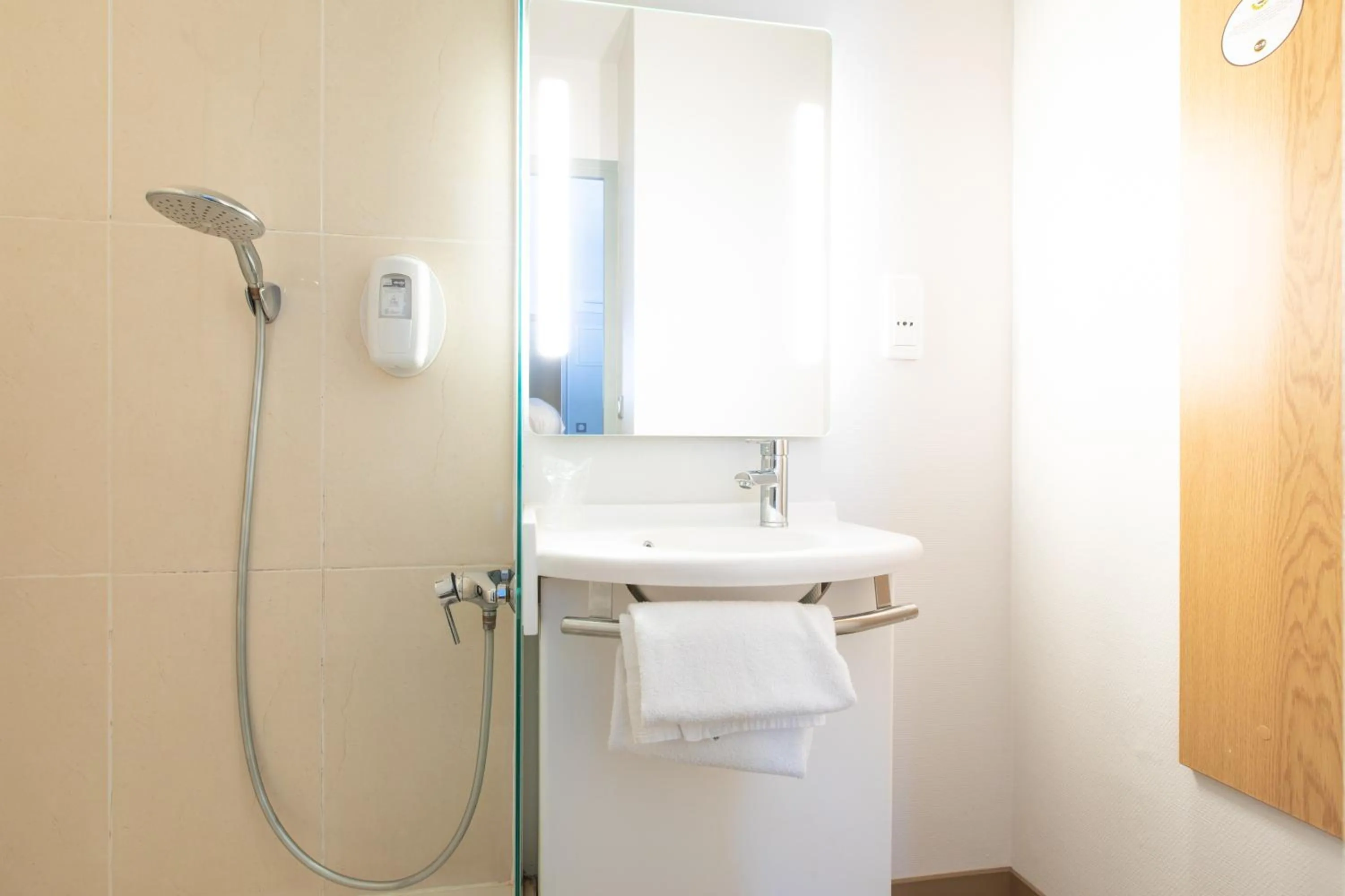 Bathroom in B&B HOTEL Saint-Malo Centre