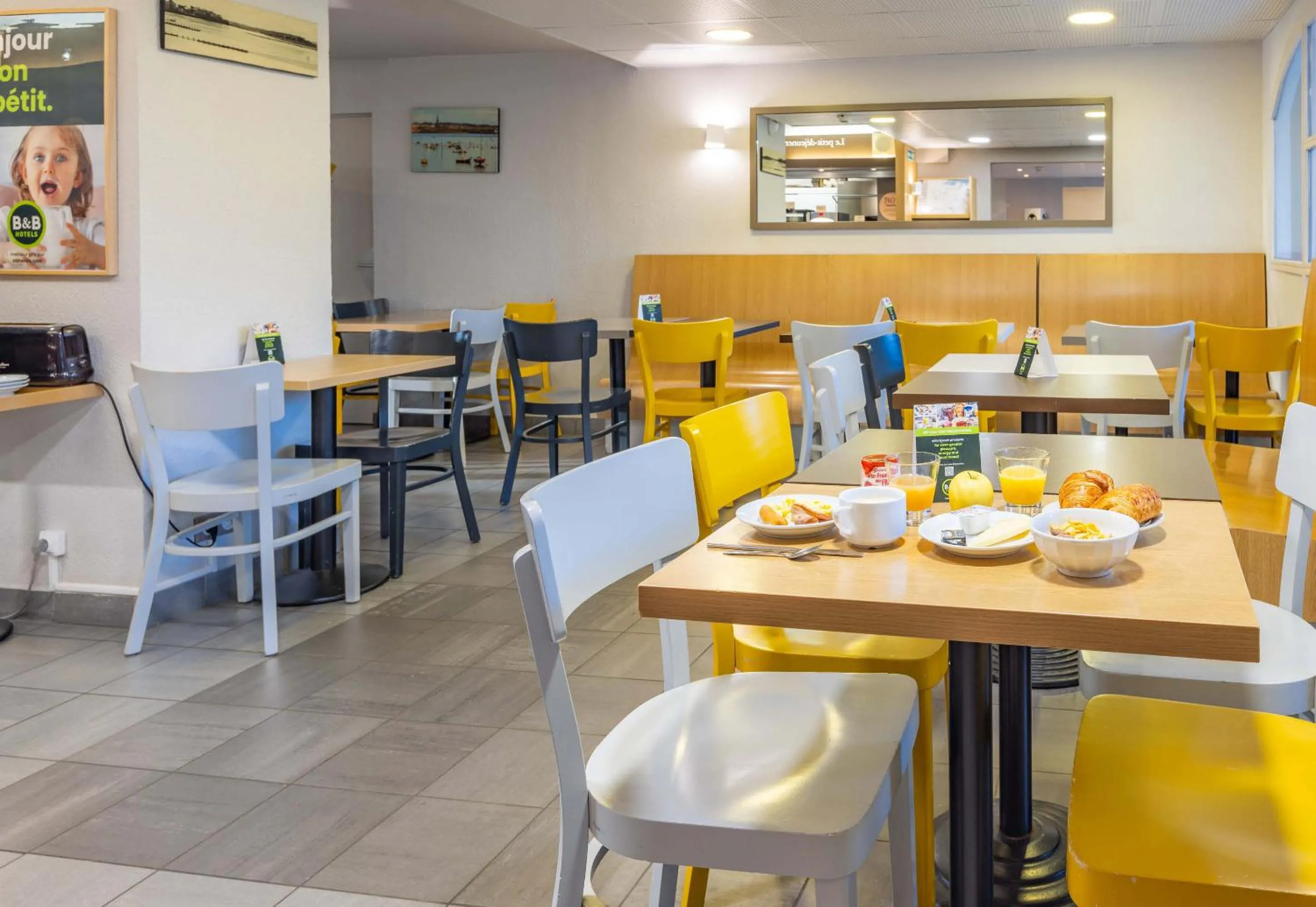 Restaurant/places to eat in B&B HOTEL Saint-Malo Centre