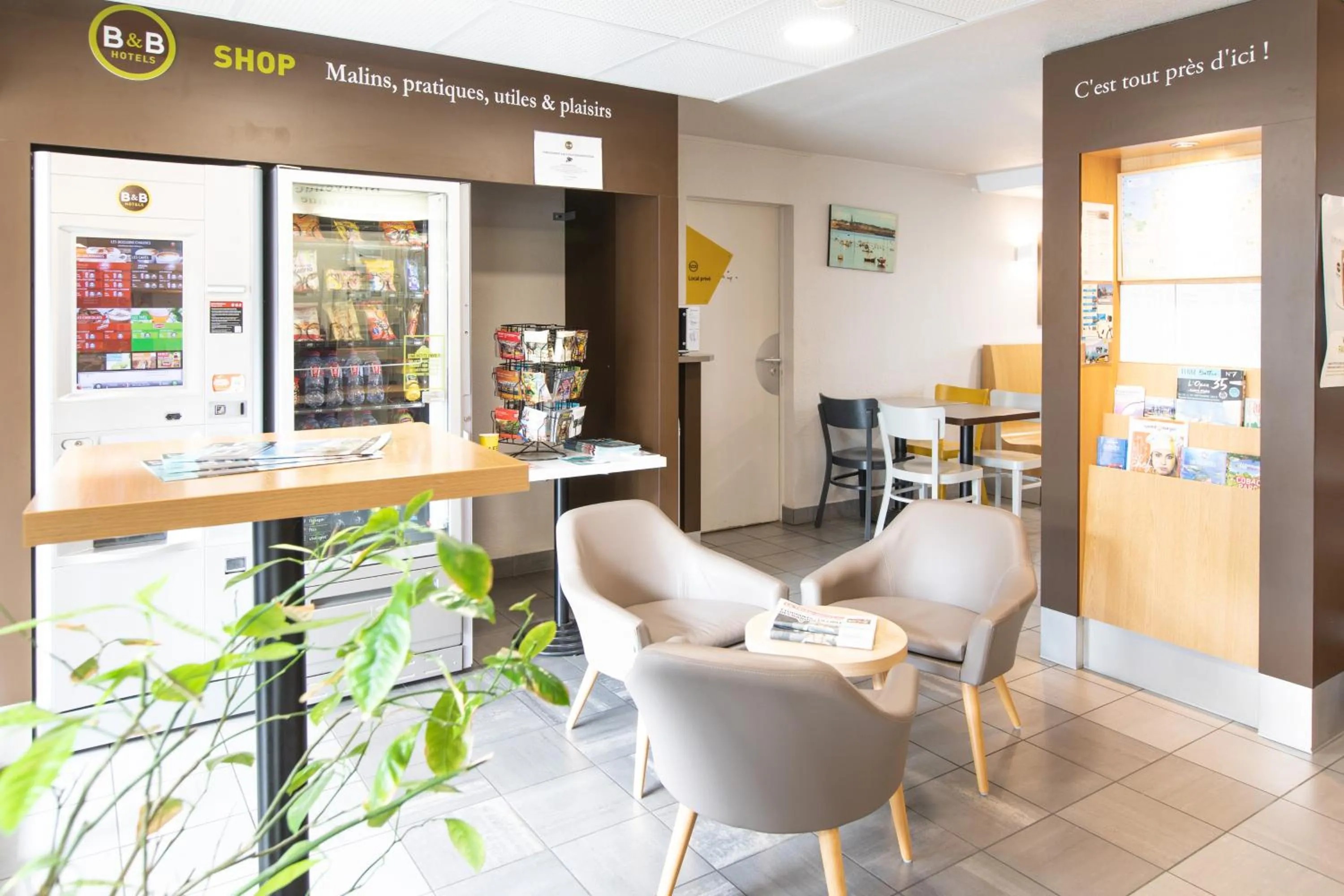 Lobby or reception in B&B HOTEL Saint-Malo Centre