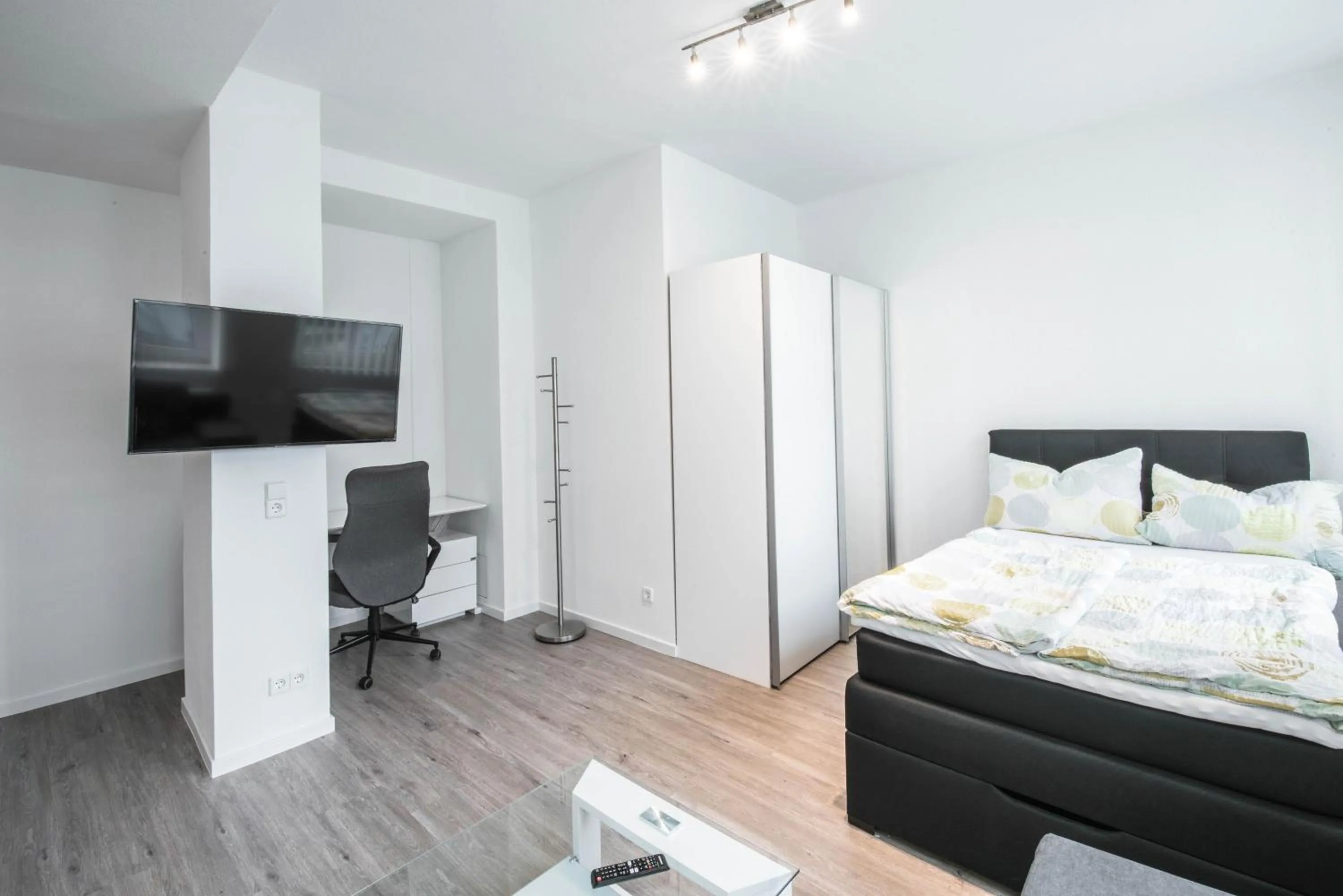 TV and multimedia, Bed in Central Apartments Aalen