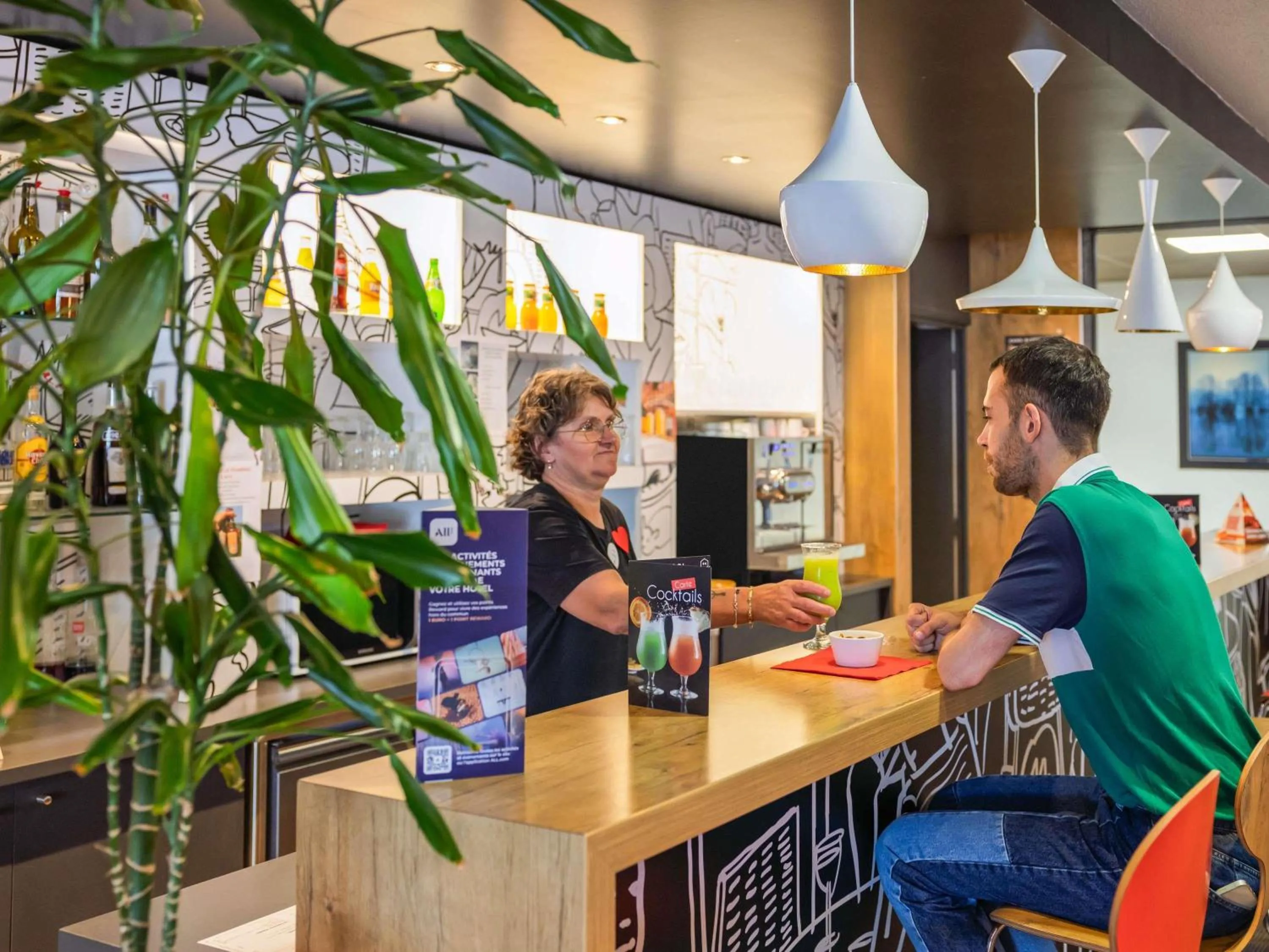 Lounge or bar in ibis Saint Dizier