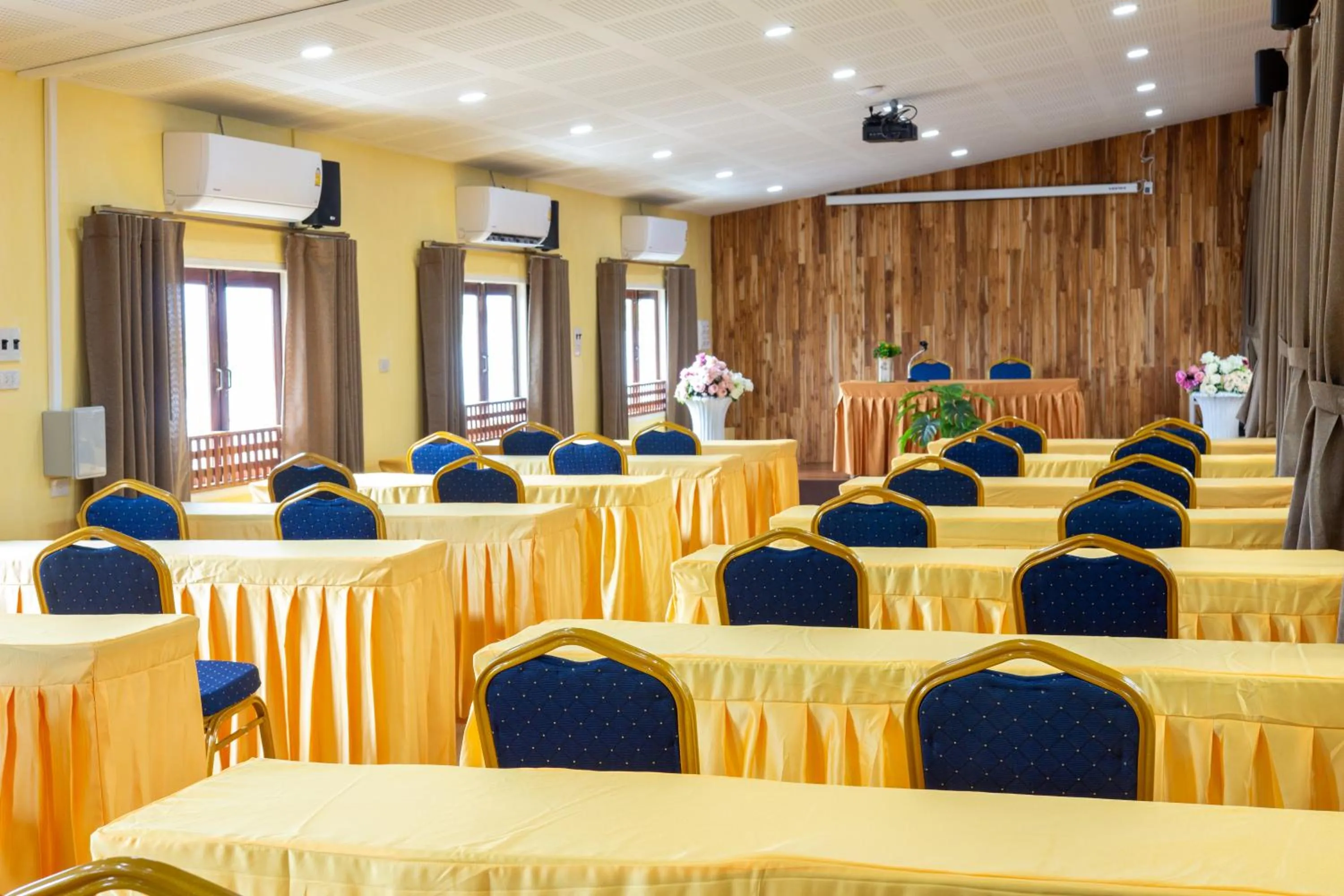 Meeting/conference room in Nonnee Lampang Hotel