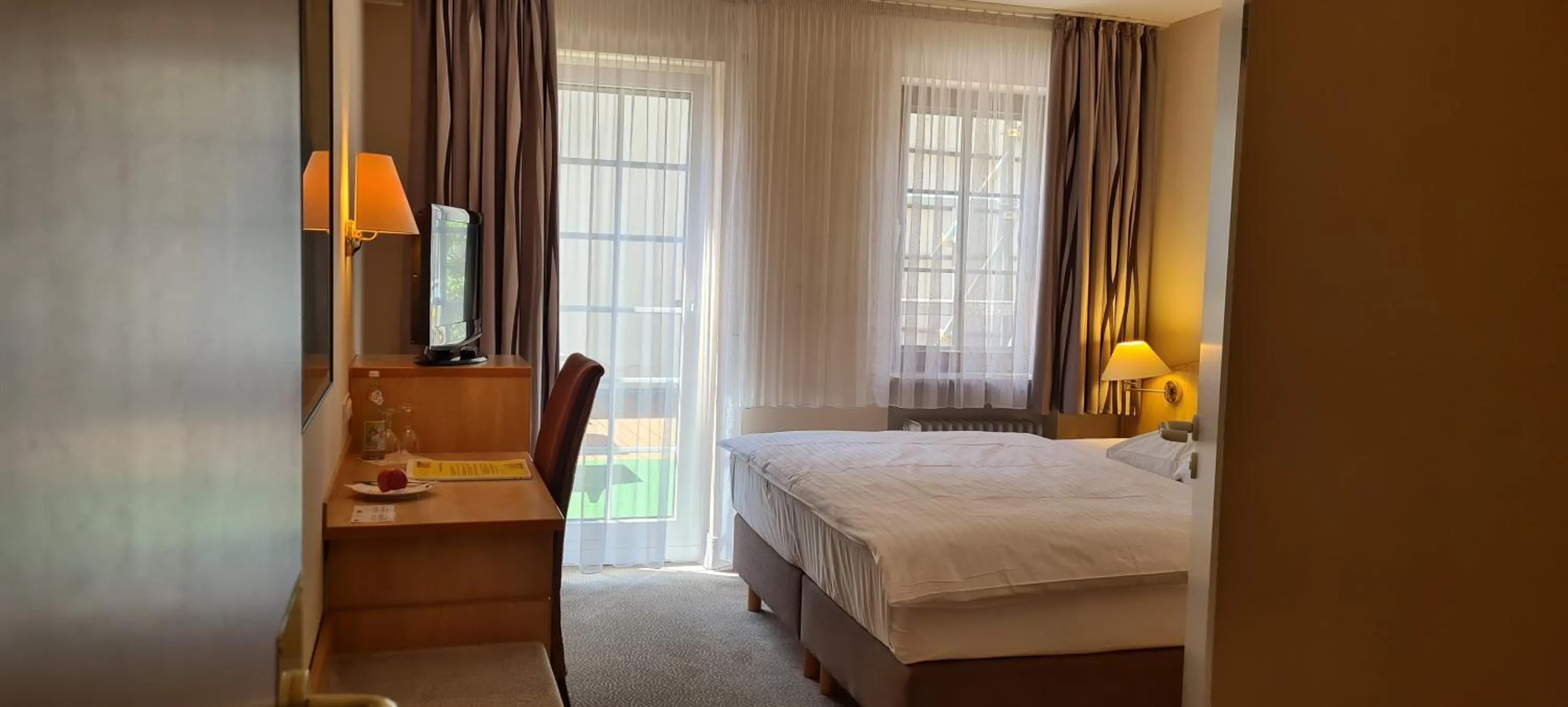 Photo of the whole room, Bed in Hotel Garni "Am Ellinger Tor"