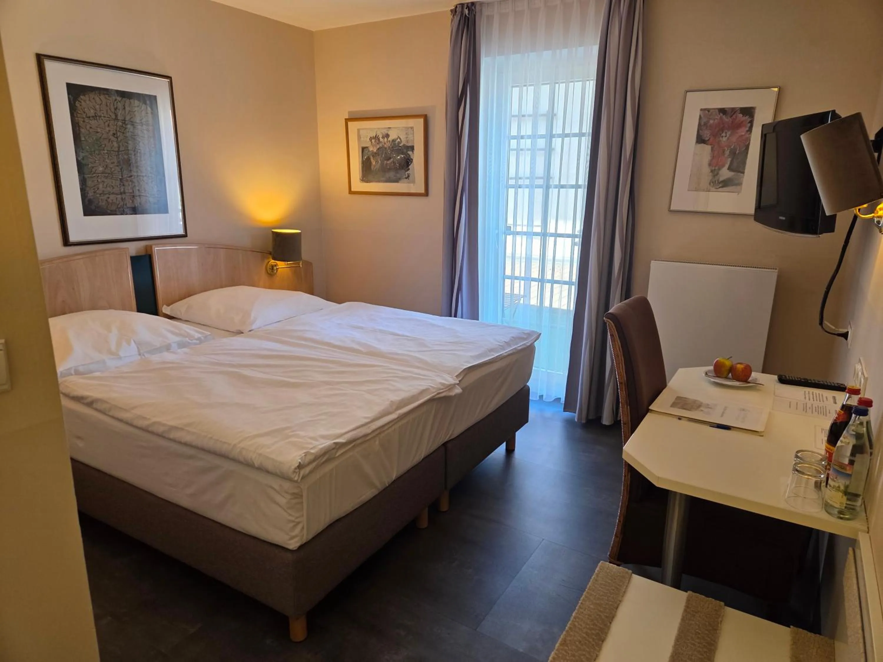 Photo of the whole room, Bed in Hotel Garni "Am Ellinger Tor"