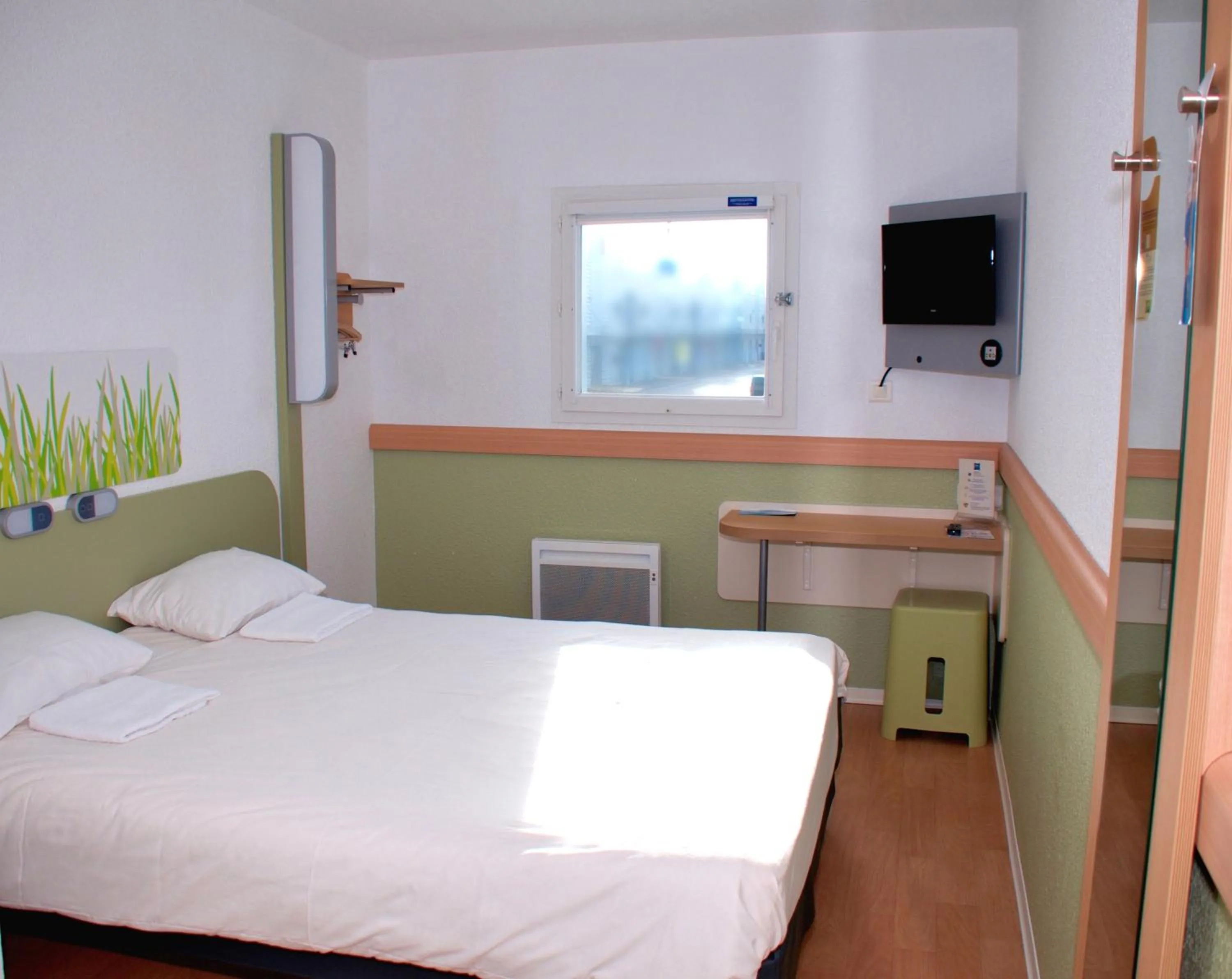 Bedroom, Bed in ibis budget Flers Grands Champs