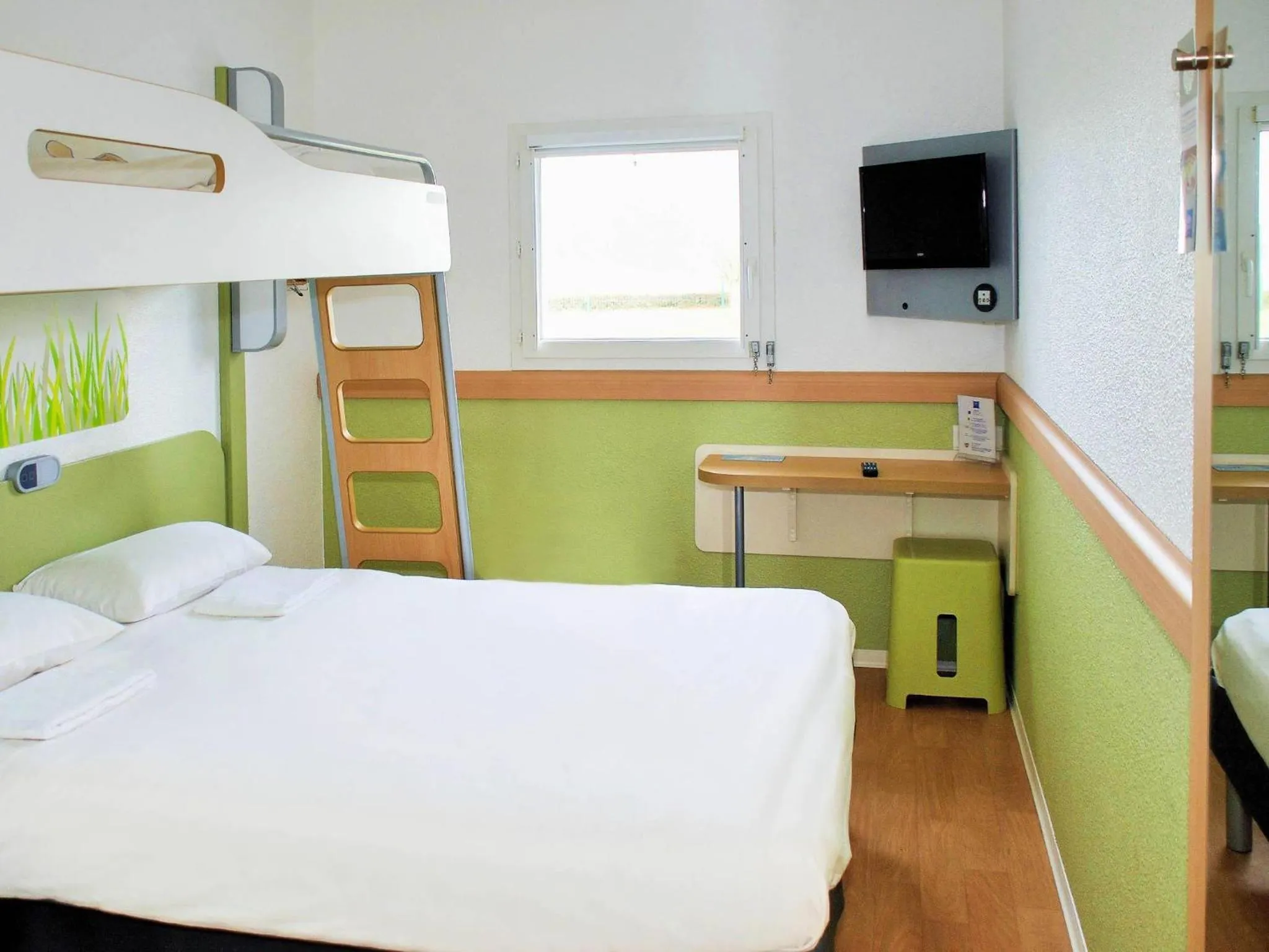 Bedroom, Bed in ibis budget Flers Grands Champs