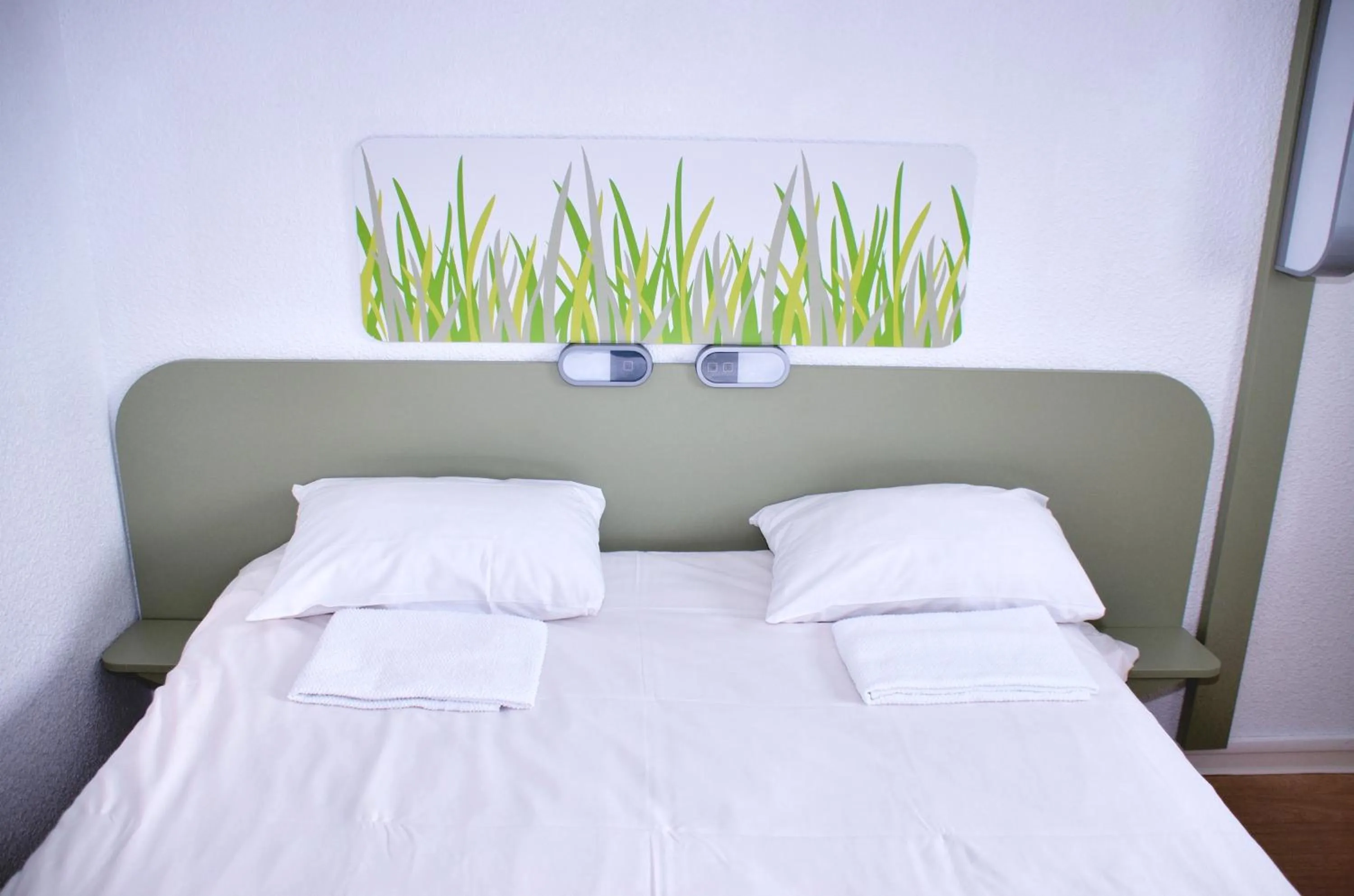 Bedroom, Bed in ibis budget Flers Grands Champs