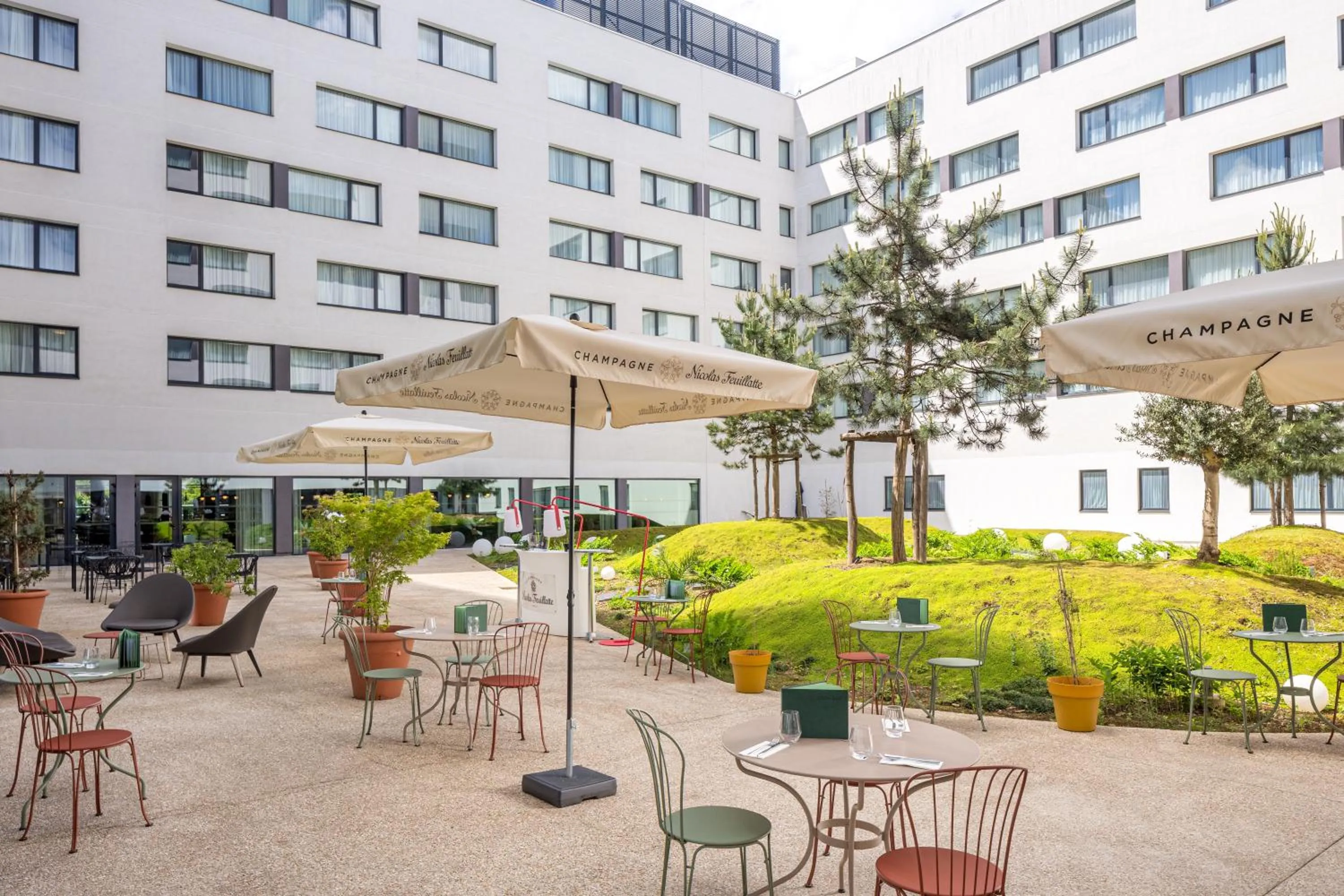 Patio in Hyatt Place Paris Charles de Gaulle Airport