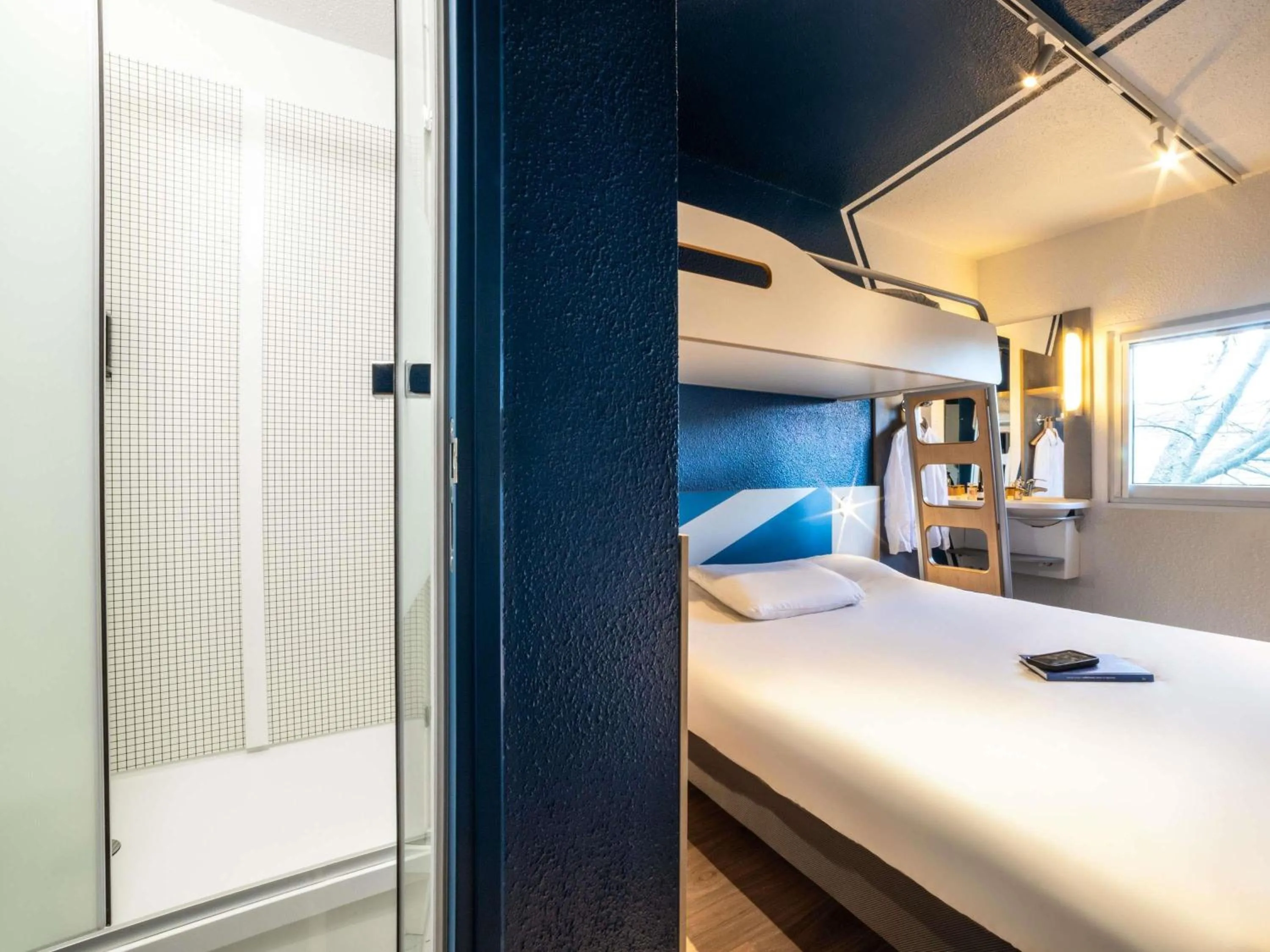 Bathroom, Bed in Ibis Budget Sucy en Brie