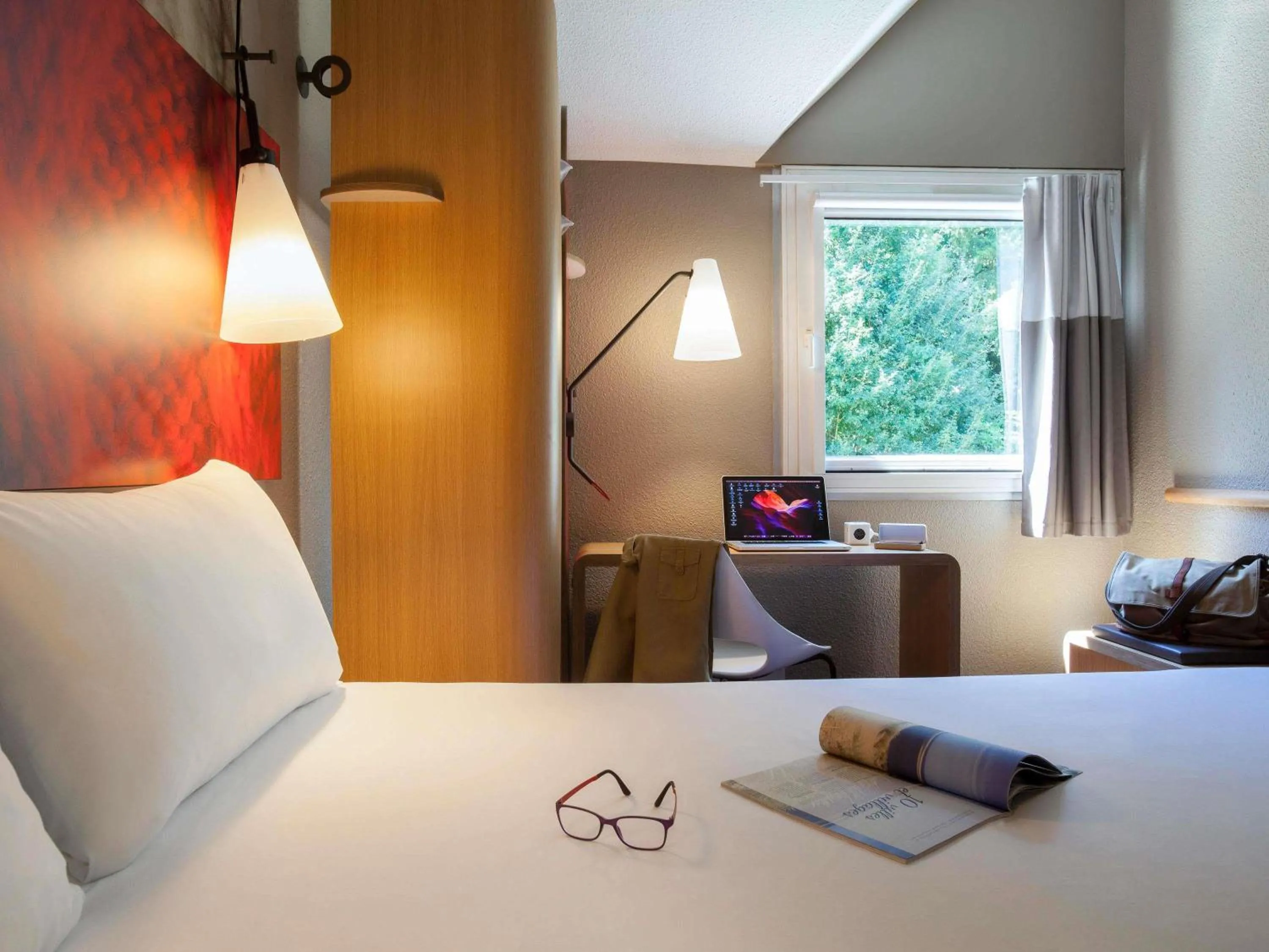 Bedroom, Bed in ibis Velizy Jouy-En-Josas