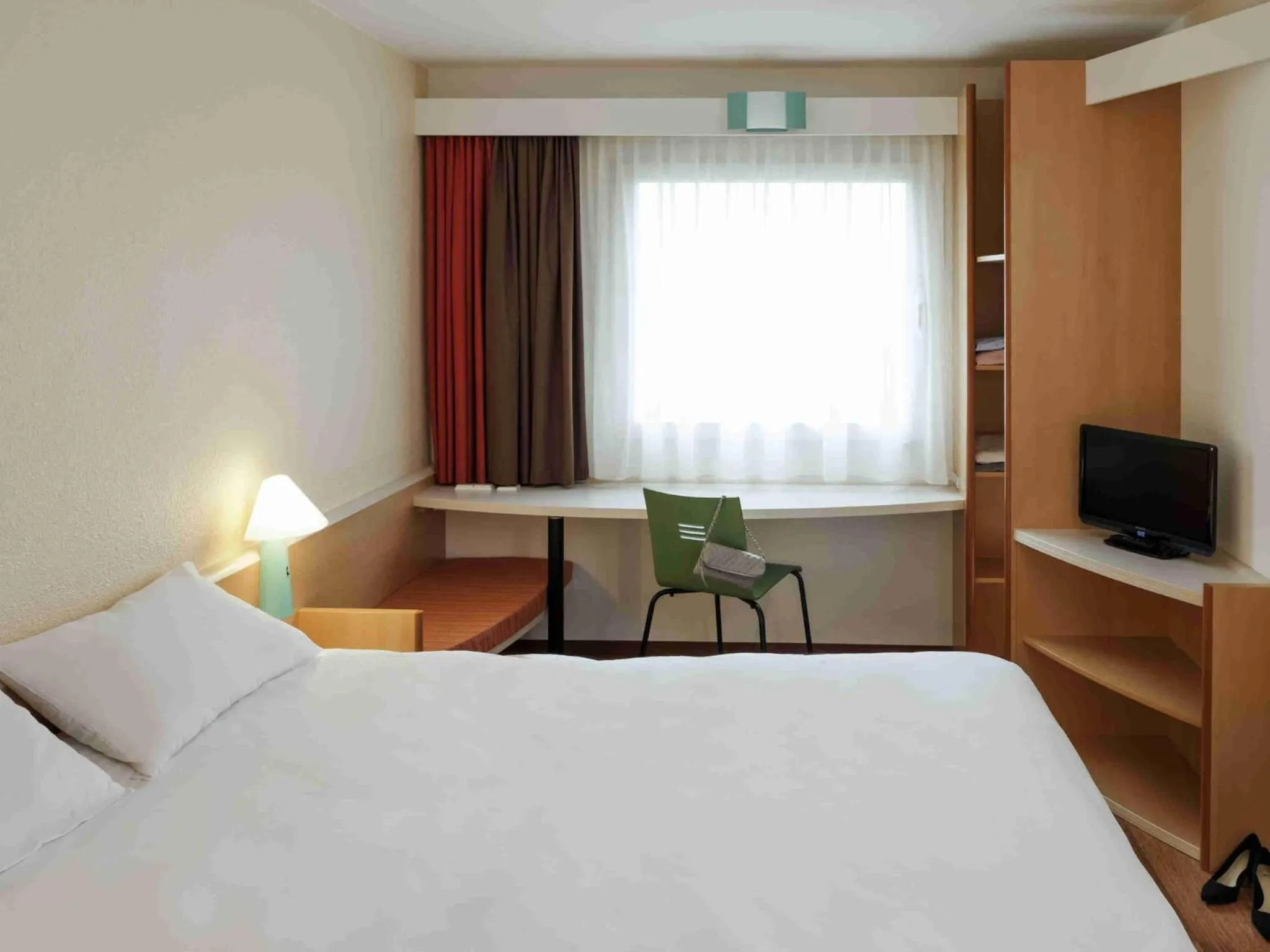 Bedroom, Bed in ibis Velizy Jouy-En-Josas