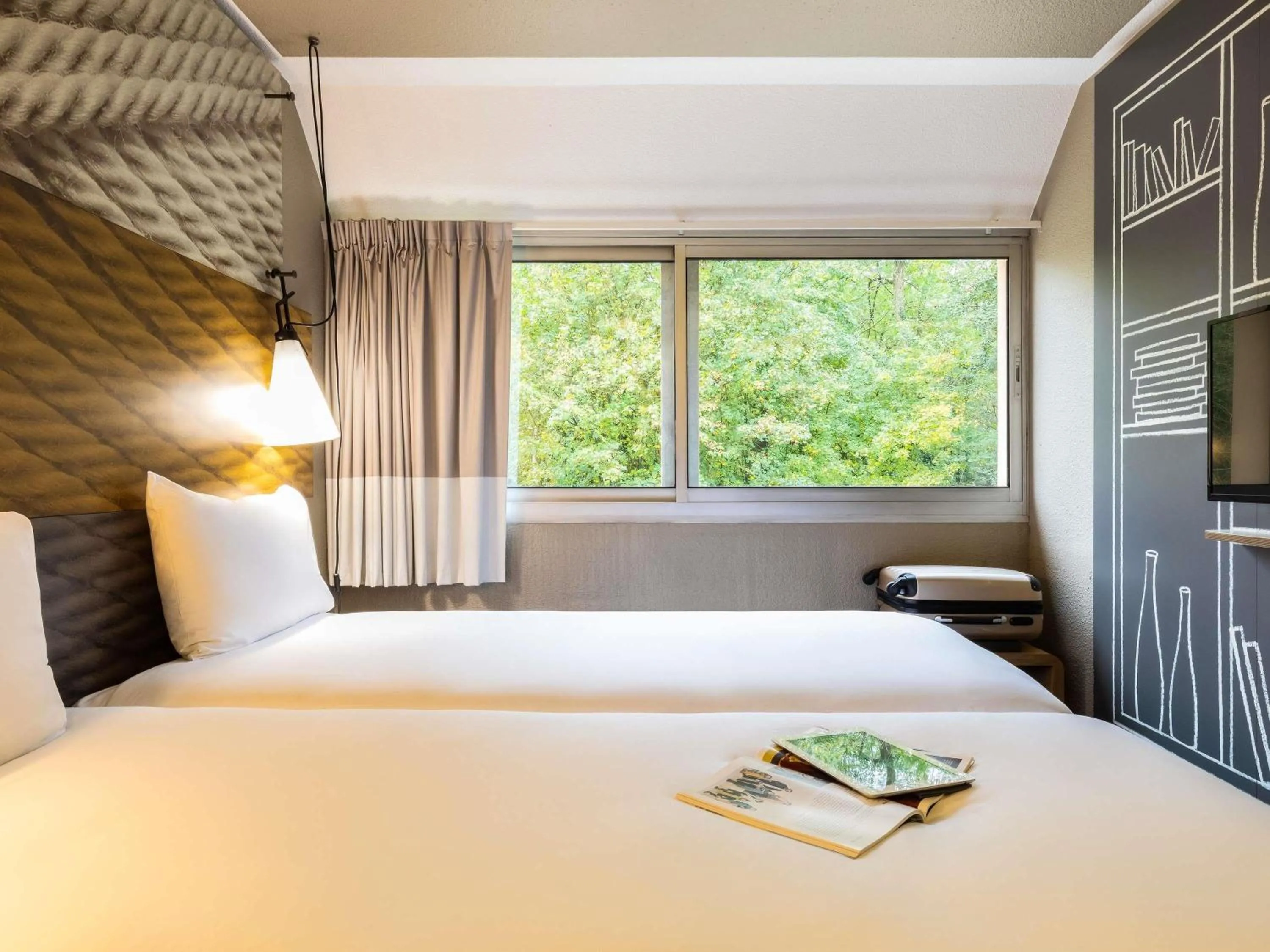 Bedroom, Bed in ibis Velizy Jouy-En-Josas