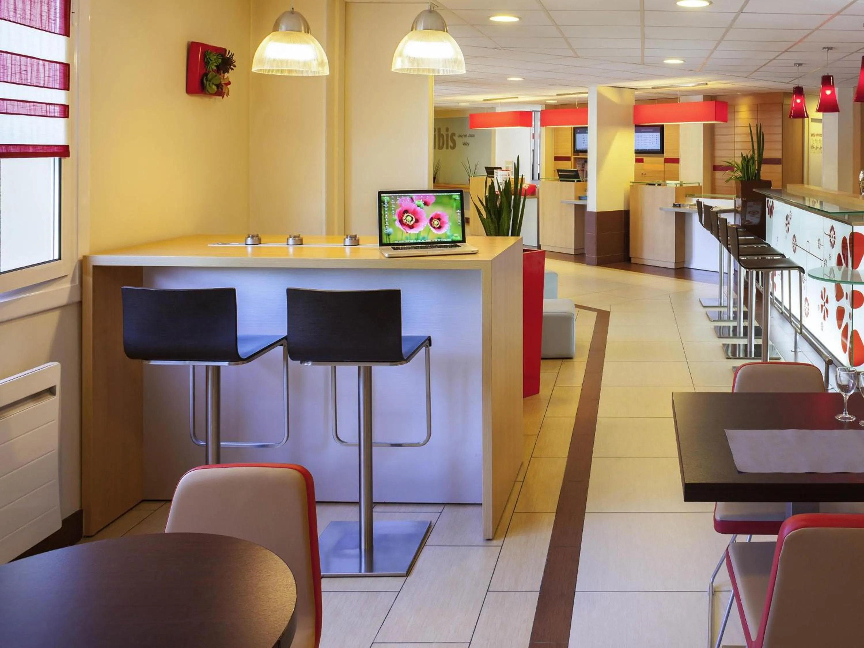 Lounge or bar in ibis Velizy Jouy-En-Josas