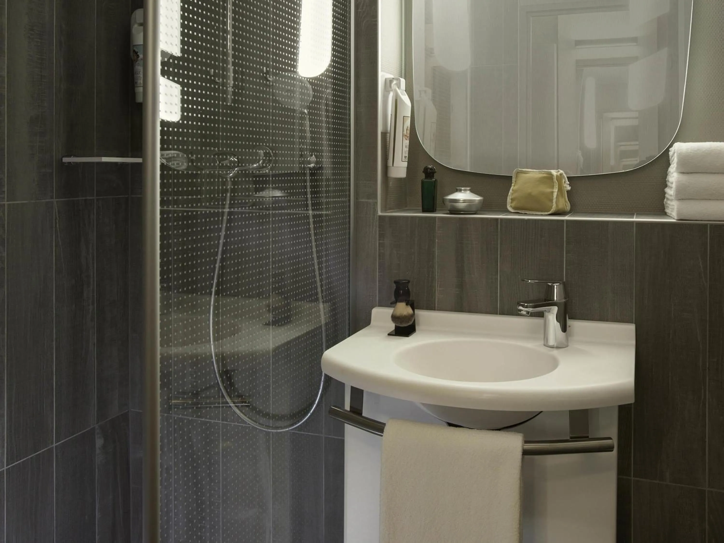 Shower in ibis Velizy Jouy-En-Josas