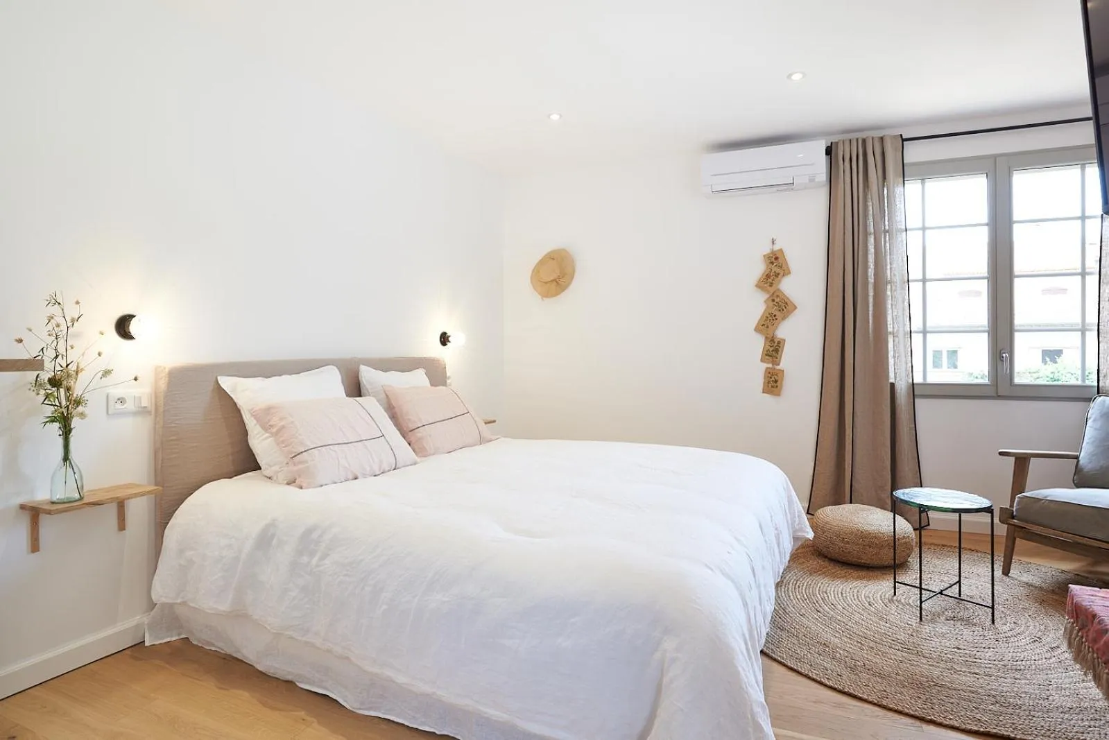 Bedroom, Bed in Maison 1634 - petit-déjeuner offert, parking, centre ville à pied, piscine, climatisation, cuisine