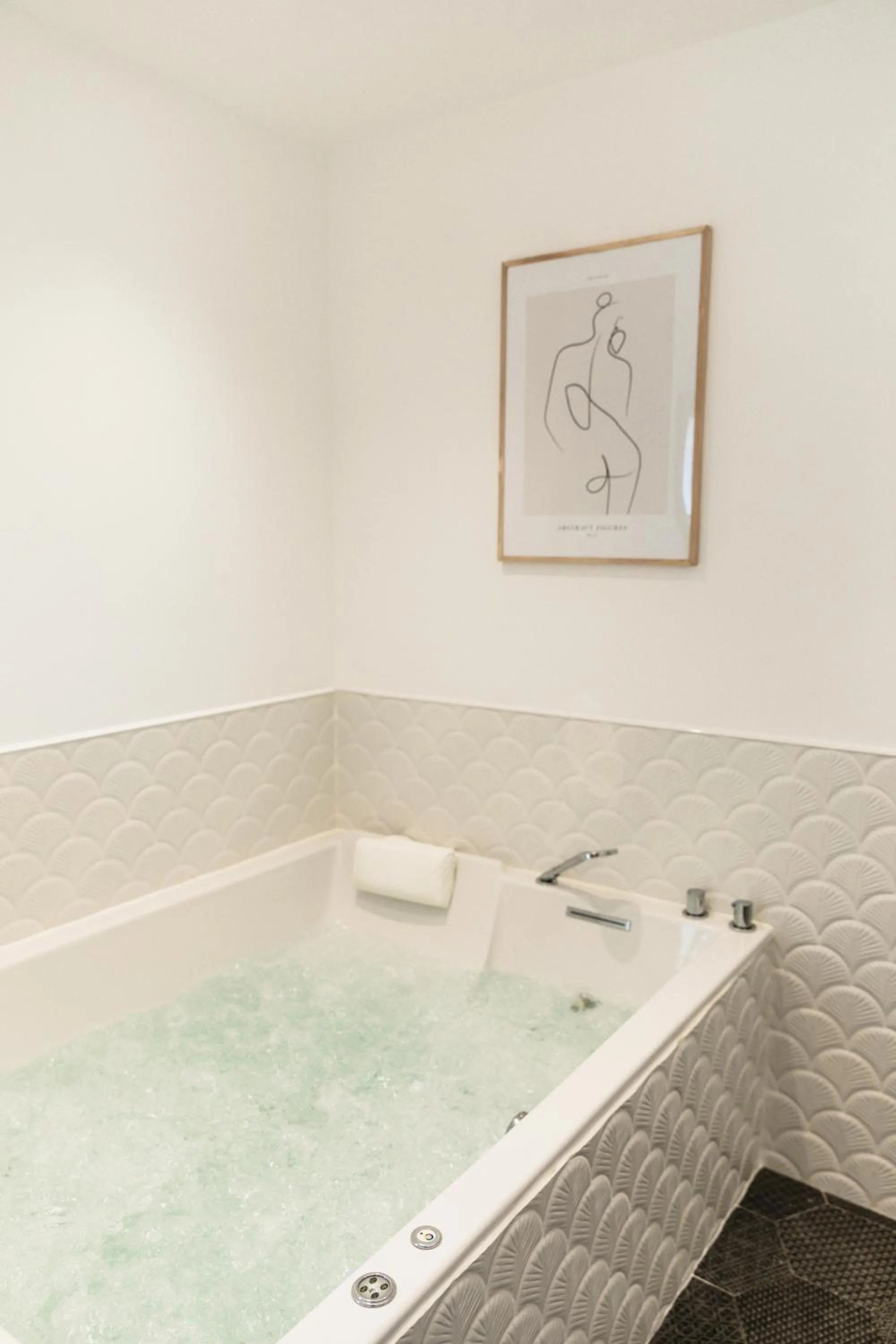 Spa and wellness centre/facilities in Maison 1634 - petit-déjeuner offert, parking, centre ville à pied, piscine, climatisation, cuisine