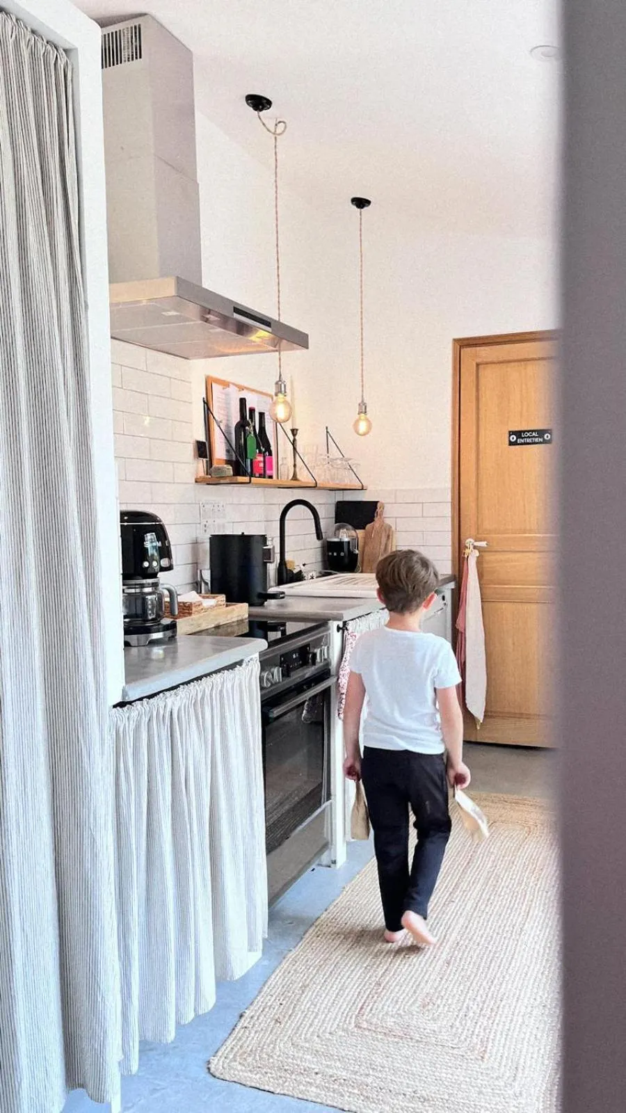 Kitchen or kitchenette in Maison 1634 - petit-déjeuner offert, parking, centre ville à pied, piscine, climatisation, cuisine