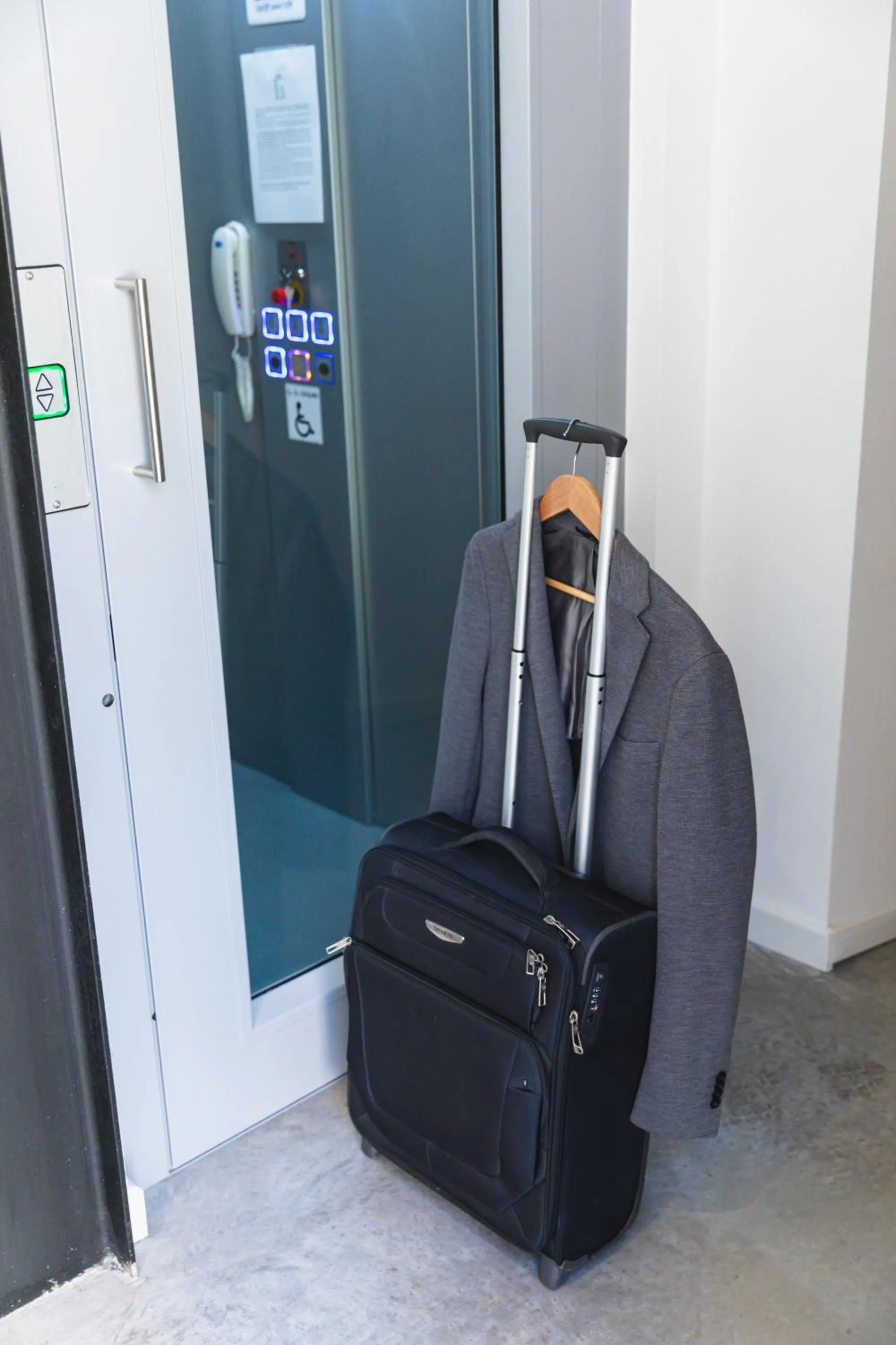 elevator in Maison 1634 - petit-déjeuner offert, parking, centre ville à pied, piscine, climatisation, cuisine