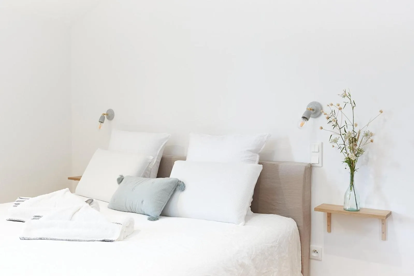 Bedroom, Bed in Maison 1634 - petit-déjeuner offert, parking, centre ville à pied, piscine, climatisation, cuisine